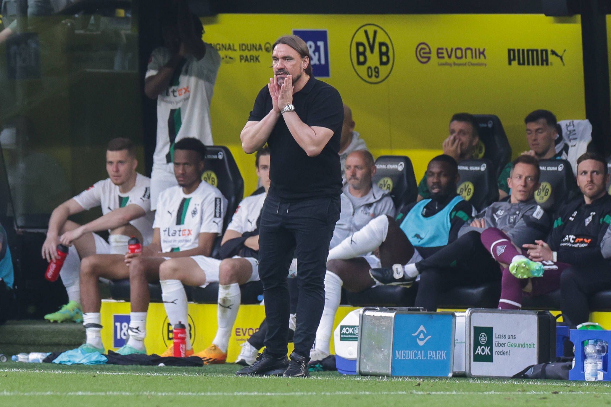 Gladbach-Trainer Daniel Farke ist massiv in die Kritik geraten. Gerüchte, dass er entlassen werden soll, sind bereits da. Hier ist der 46-Jährige während der Fohlen-Klatsche (2:5) im Bundesliga-Topspiel bei Borussia Dortmund (13. Mai 2023) zu sehen.