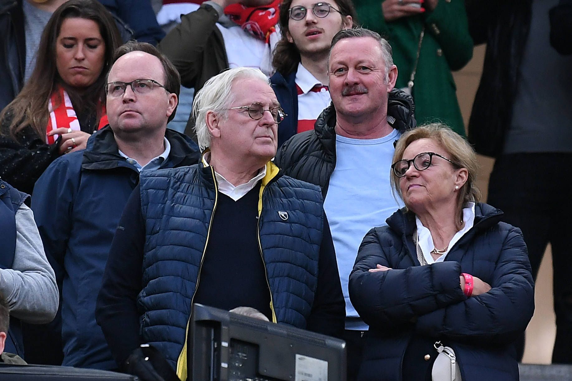 Gladbach-Manager Roland Virkus (rechts, obere Bildhälfte) ist gemeinsam mit Borussias Scouting-Chefkoordinator Mario Vossen (links, obere Bildhälfte) am Freitag (12. Mai 2023) im Kölner Stadion das Bundesliga-Duell zwischen dem FC und Hertha BSC angeschaut. Beide Borussen schauen Richtung Spielfeld.