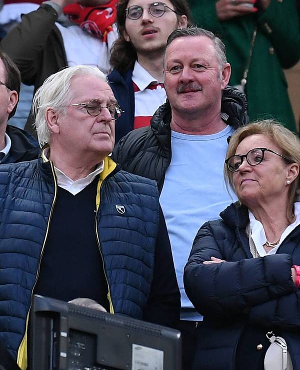 Gladbach-Manager Roland Virkus (rechts, obere Bildhälfte) ist gemeinsam mit Borussias Scouting-Chefkoordinator Mario Vossen (links, obere Bildhälfte) am Freitag (12. Mai 2023) im Kölner Stadion das Bundesliga-Duell zwischen dem FC und Hertha BSC angeschaut. Beide Borussen schauen Richtung Spielfeld.