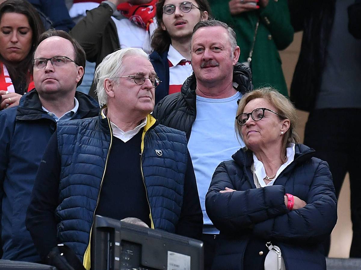 Gladbach-Manager Roland Virkus (rechts, obere Bildhälfte) ist gemeinsam mit Borussias Scouting-Chefkoordinator Mario Vossen (links, obere Bildhälfte) am Freitag (12. Mai 2023) im Kölner Stadion das Bundesliga-Duell zwischen dem FC und Hertha BSC angeschaut. Beide Borussen schauen Richtung Spielfeld.