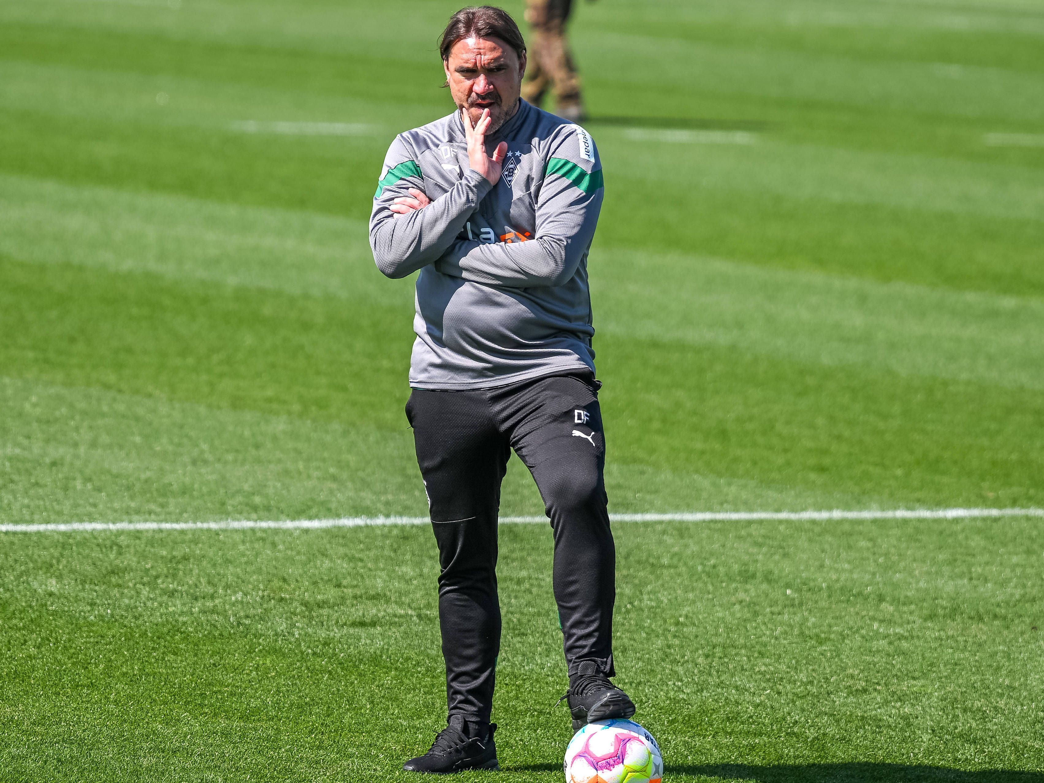 Borussia Mönchengladbach hat am Samstag (13. Mai 2023) das Bundesliga-Spiel bei Borussia Dortmund 2:5 verloren. Trainer Daniel Farke steht mehr denn je in der Kritik. Das Foto zeigt ihn bei einer Einheit am 3. Mai.