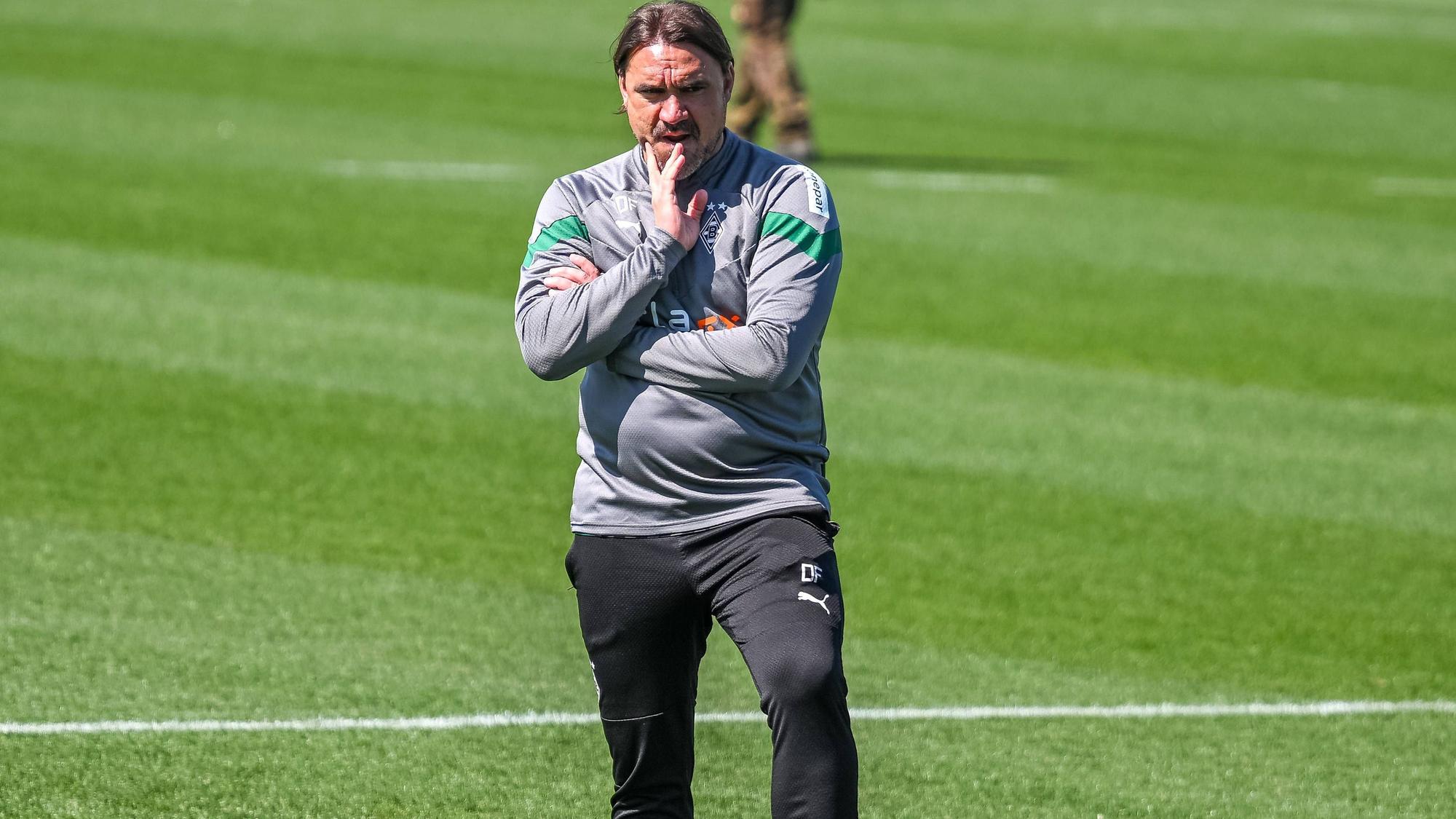 Borussia Mönchengladbach hat am Samstag (13. Mai 2023) das Bundesliga-Spiel bei Borussia Dortmund 2:5 verloren. Trainer Daniel Farke steht mehr denn je in der Kritik. Das Foto zeigt ihn bei einer Einheit am 3. Mai.