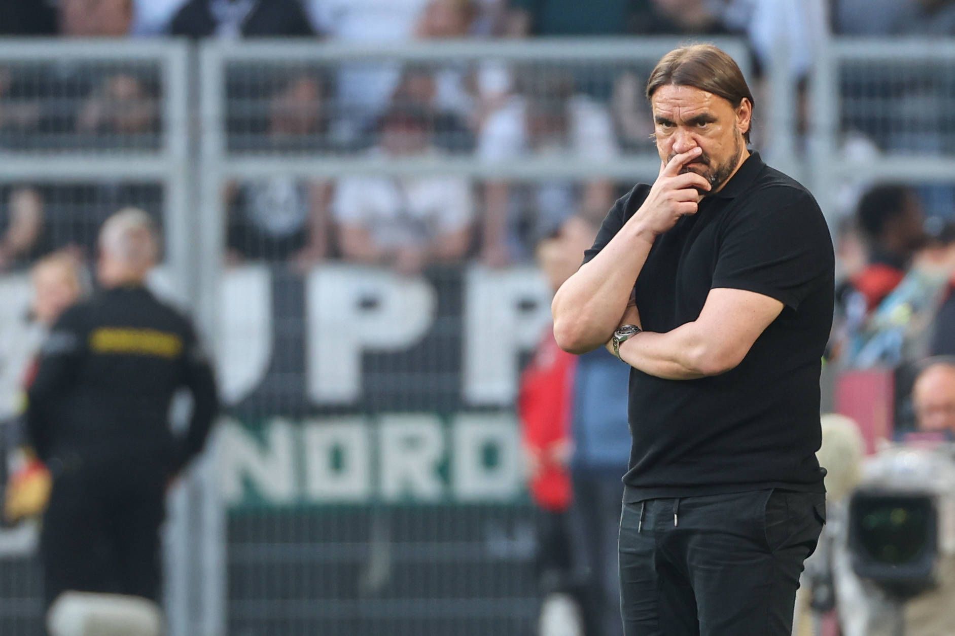 Gladbach-Trainer Daniel Farke, hier zu sehen am 13. Mai 2023 während der 2:5-Niederlage bei Borussia Dortmund, droht im Borussia-Park womöglich die Entlassung. Farke blickt nachdenlick wirkend auf das Spielfeld.