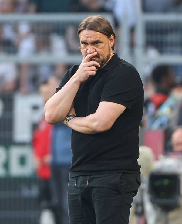 Gladbach-Trainer Daniel Farke, hier zu sehen am 13. Mai 2023 während der 2:5-Niederlage bei Borussia Dortmund, droht im Borussia-Park womöglich die Entlassung. Farke blickt nachdenlick wirkend auf das Spielfeld.