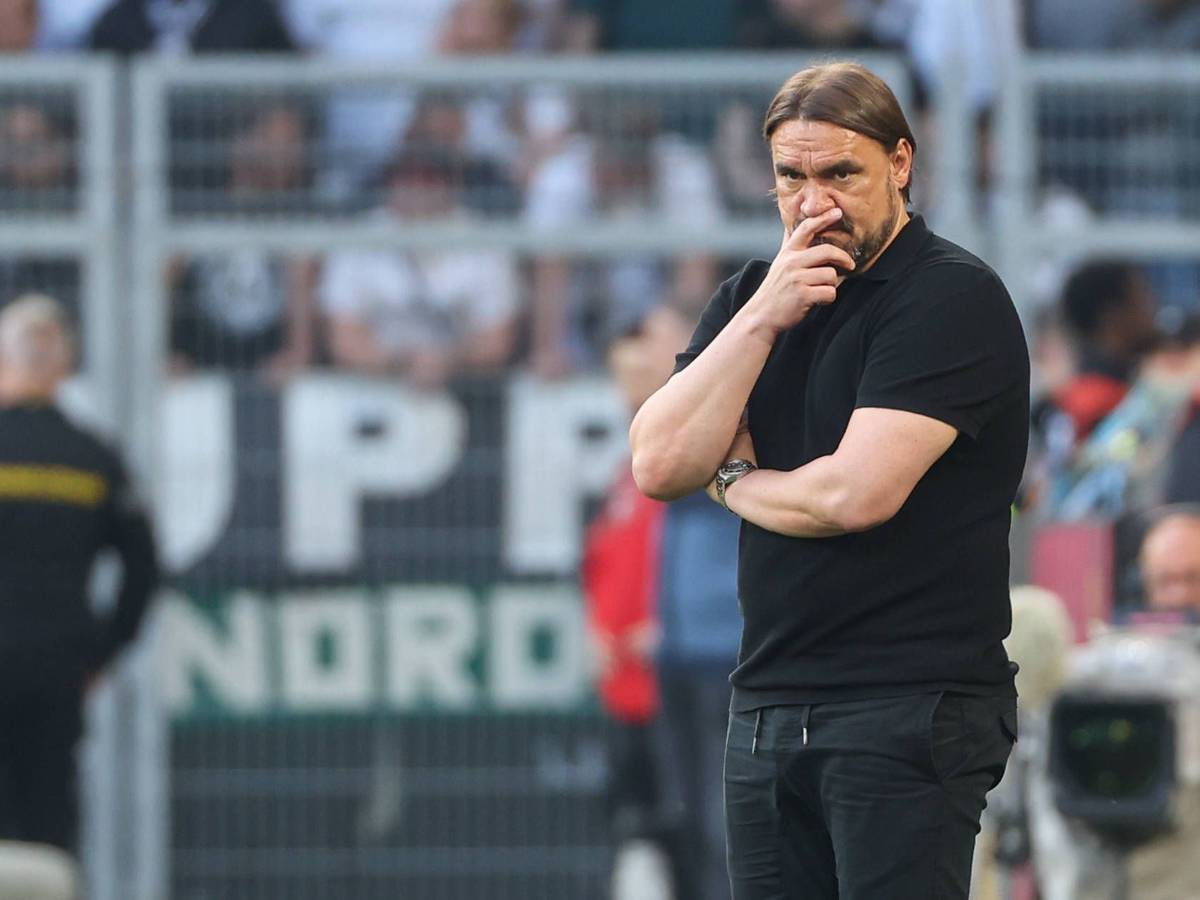 Gladbach-Trainer Daniel Farke, hier zu sehen am 13. Mai 2023 während der 2:5-Niederlage bei Borussia Dortmund, droht im Borussia-Park womöglich die Entlassung. Farke blickt nachdenlick wirkend auf das Spielfeld.