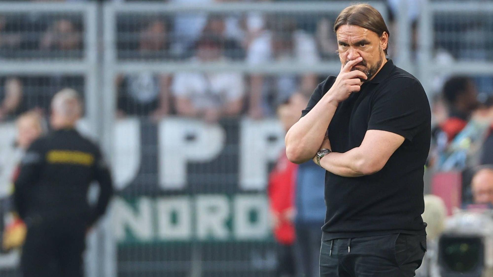 Gladbach-Trainer Daniel Farke, hier zu sehen am 13. Mai 2023 während der 2:5-Niederlage bei Borussia Dortmund, droht im Borussia-Park womöglich die Entlassung. Farke blickt nachdenlick wirkend auf das Spielfeld.