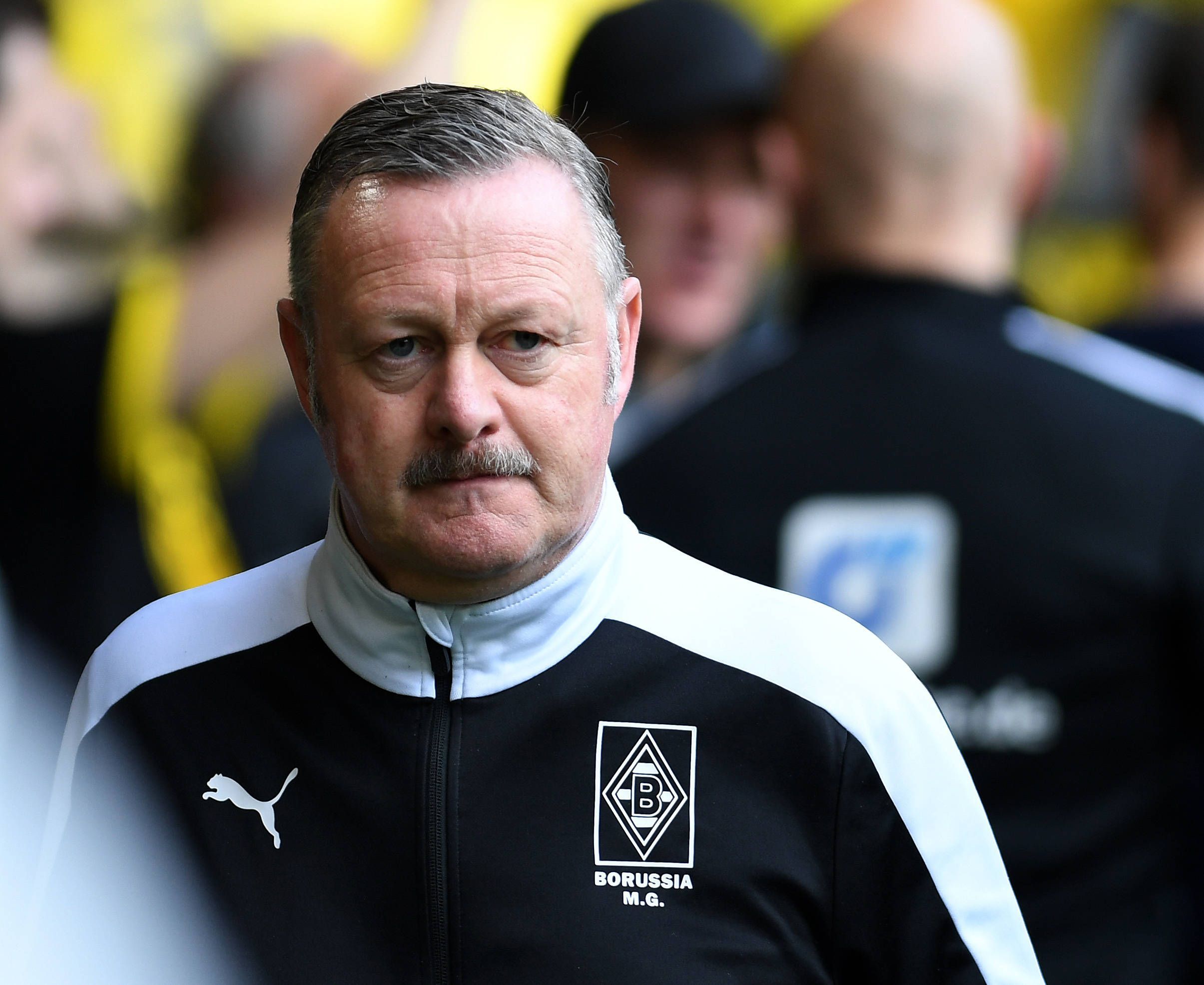 Roland Virkus, Manager von Borussia Mönchengladbach, hat sich am Montag (15. Mai 2023) zu den Gerüchten um eine Entlassung von Trainer Daniel Farke geäußert. Das Foto zeigt ihn am 13. Mai beim Spiel gegen den BVB mit finsterer Miene.