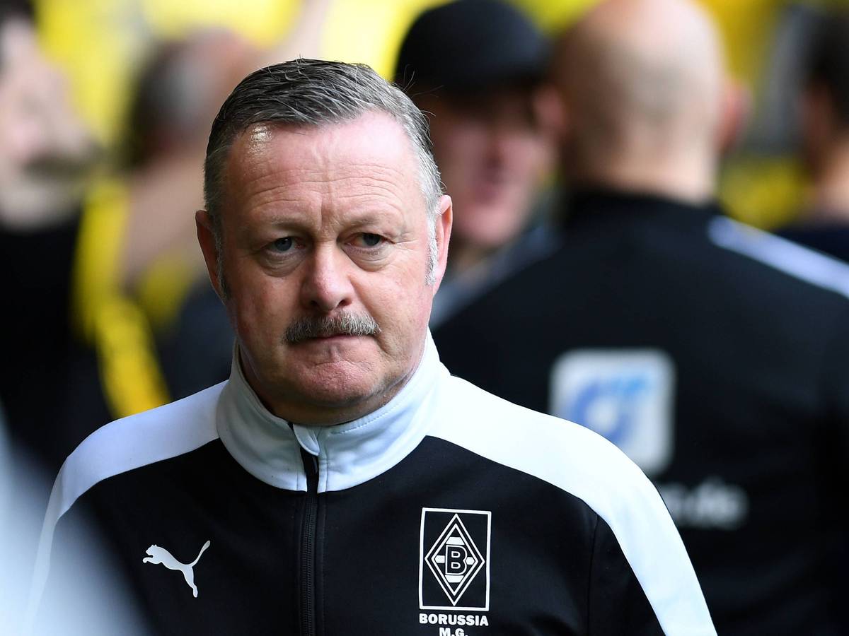 Roland Virkus, Manager von Borussia Mönchengladbach, hat sich am Montag (15. Mai 2023) zu den Gerüchten um eine Entlassung von Trainer Daniel Farke geäußert. Das Foto zeigt ihn am 13. Mai beim Spiel gegen den BVB mit finsterer Miene.