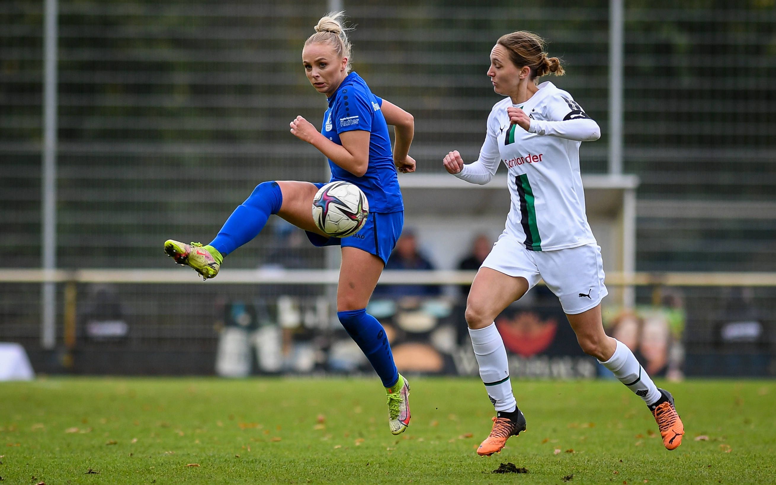 Das Frauenteam von Borussia Mönchengladbach hat am Sonntag (14. Mai 2023) 5:0 gegen Borussia Bocholt gewonnen. Das Foto zeigt Sarah Schmitz (r.) im Duell mit Celine Preuss bei einem früheren Aufeinandertreffen am 6. November 2022.