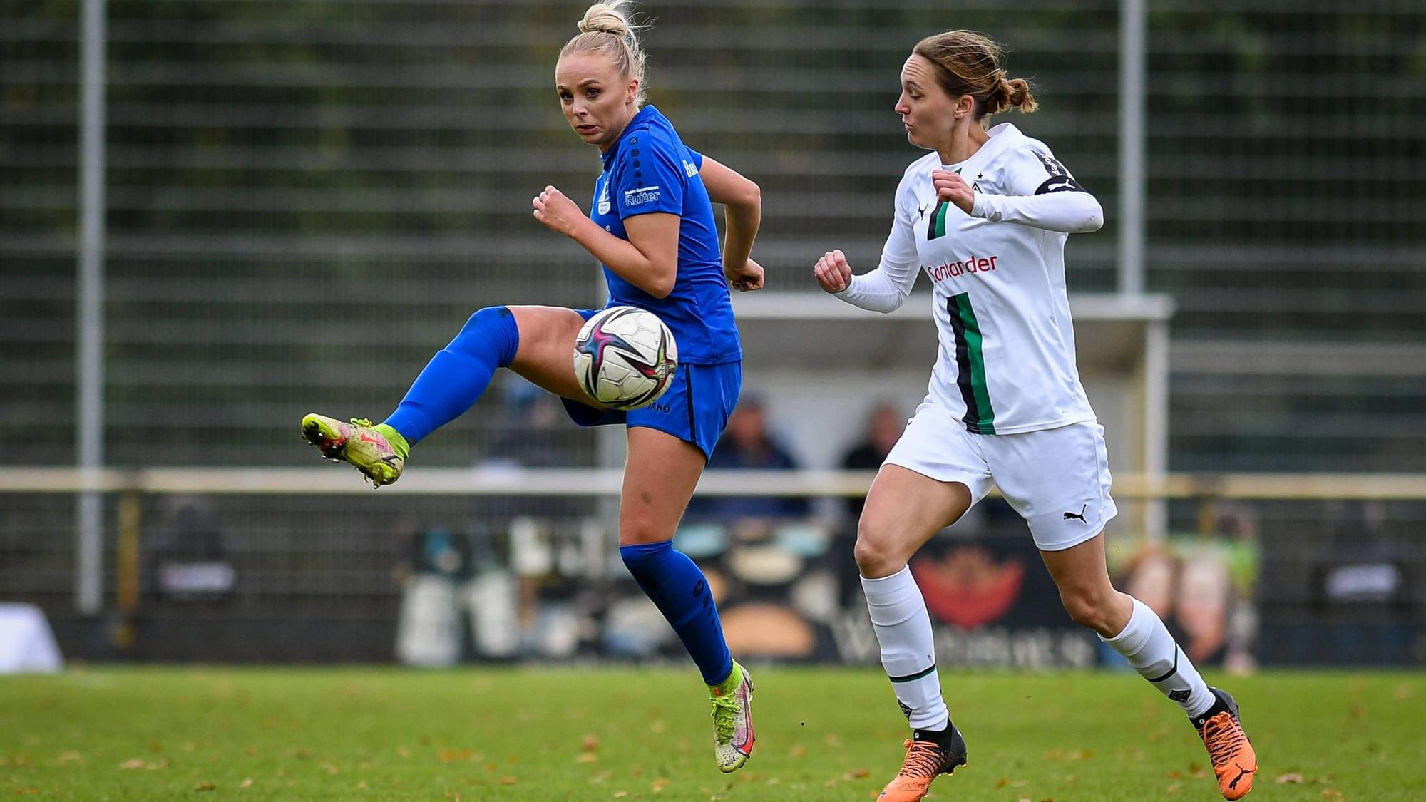 Das Frauenteam von Borussia Mönchengladbach hat am Sonntag (14. Mai 2023) 5:0 gegen Borussia Bocholt gewonnen. Das Foto zeigt Sarah Schmitz (r.) im Duell mit Celine Preuss bei einem früheren Aufeinandertreffen am 6. November 2022.