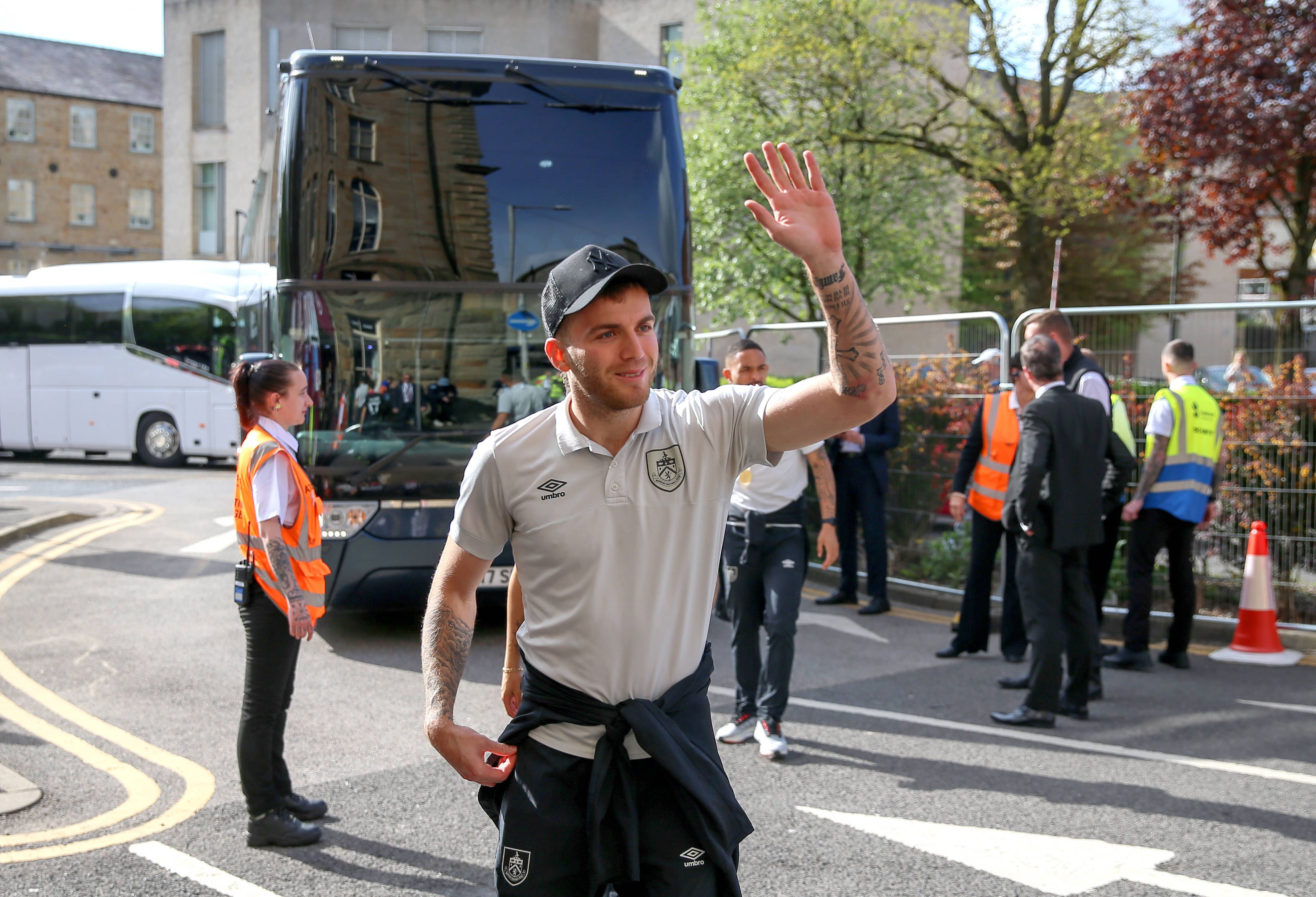Jordan Beyer, hier im Rahmen einer Aufstiegsparade seines neuen Klubs FC Burnley am 9. Mai 2023, hat sich mit einer emotionalen Videobotschaft von seinem Ex-Klub Borussia Mönchengladbach verabschiedet.