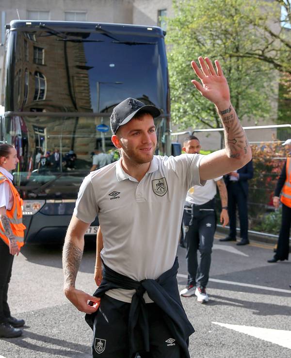 Jordan Beyer, hier im Rahmen einer Aufstiegsparade seines neuen Klubs FC Burnley am 9. Mai 2023, hat sich mit einer emotionalen Videobotschaft von seinem Ex-Klub Borussia Mönchengladbach verabschiedet.