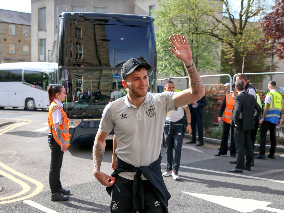 Jordan Beyer, hier im Rahmen einer Aufstiegsparade seines neuen Klubs FC Burnley am 9. Mai 2023, hat sich mit einer emotionalen Videobotschaft von seinem Ex-Klub Borussia Mönchengladbach verabschiedet.