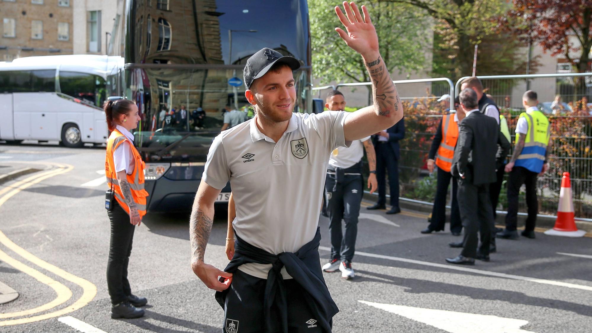 Jordan Beyer, hier im Rahmen einer Aufstiegsparade seines neuen Klubs FC Burnley am 9. Mai 2023, hat sich mit einer emotionalen Videobotschaft von seinem Ex-Klub Borussia Mönchengladbach verabschiedet.