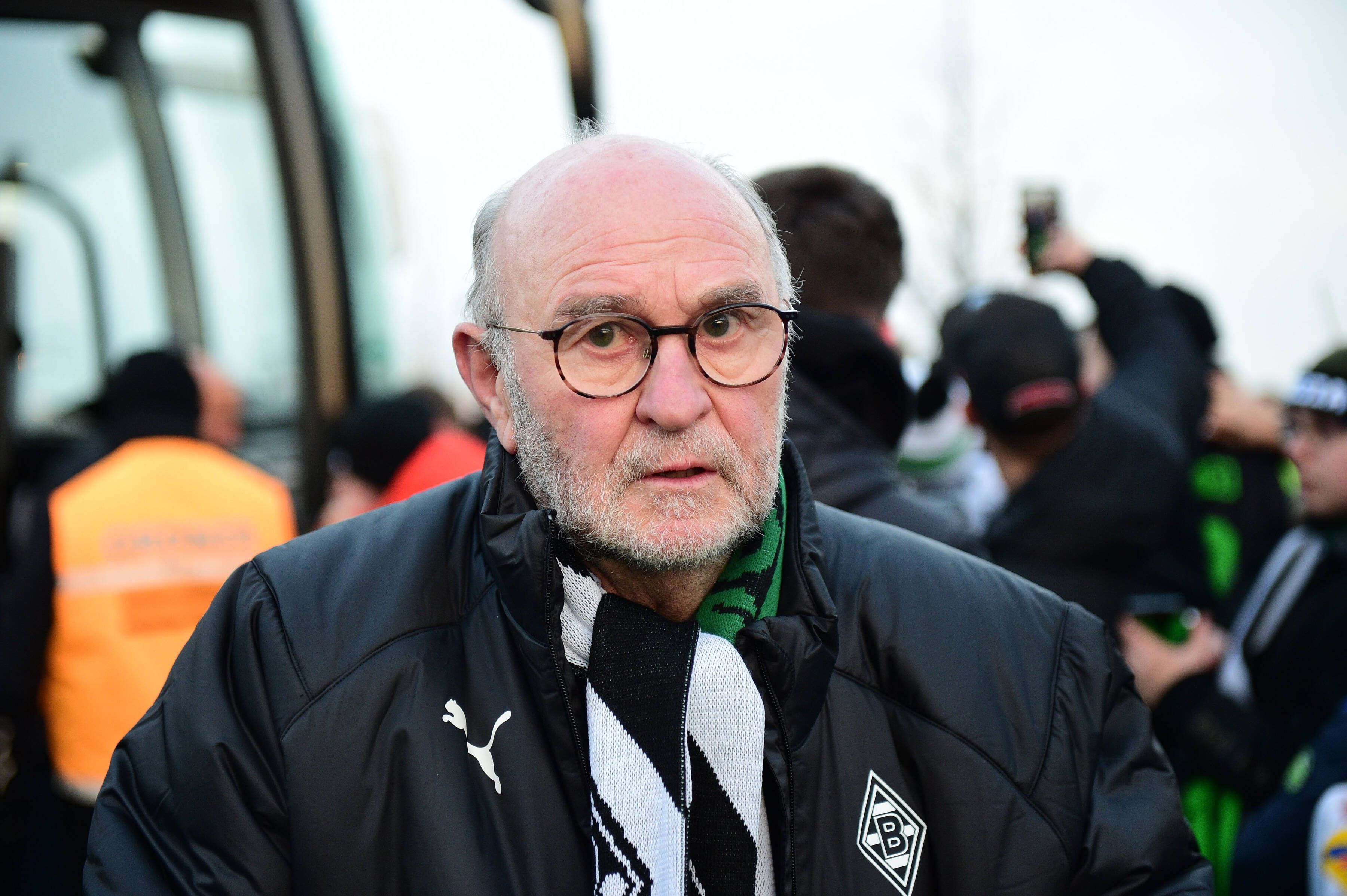 Ex-Gladbach-Trainer und Fohlen-Legende: Horst Köppel, hier zu sehen am 17. Dezember 2022 im Borussia-Park in Mönchengladbach. Köppel trägt einen Borussia-Schal und eine Borussia-Jacke.