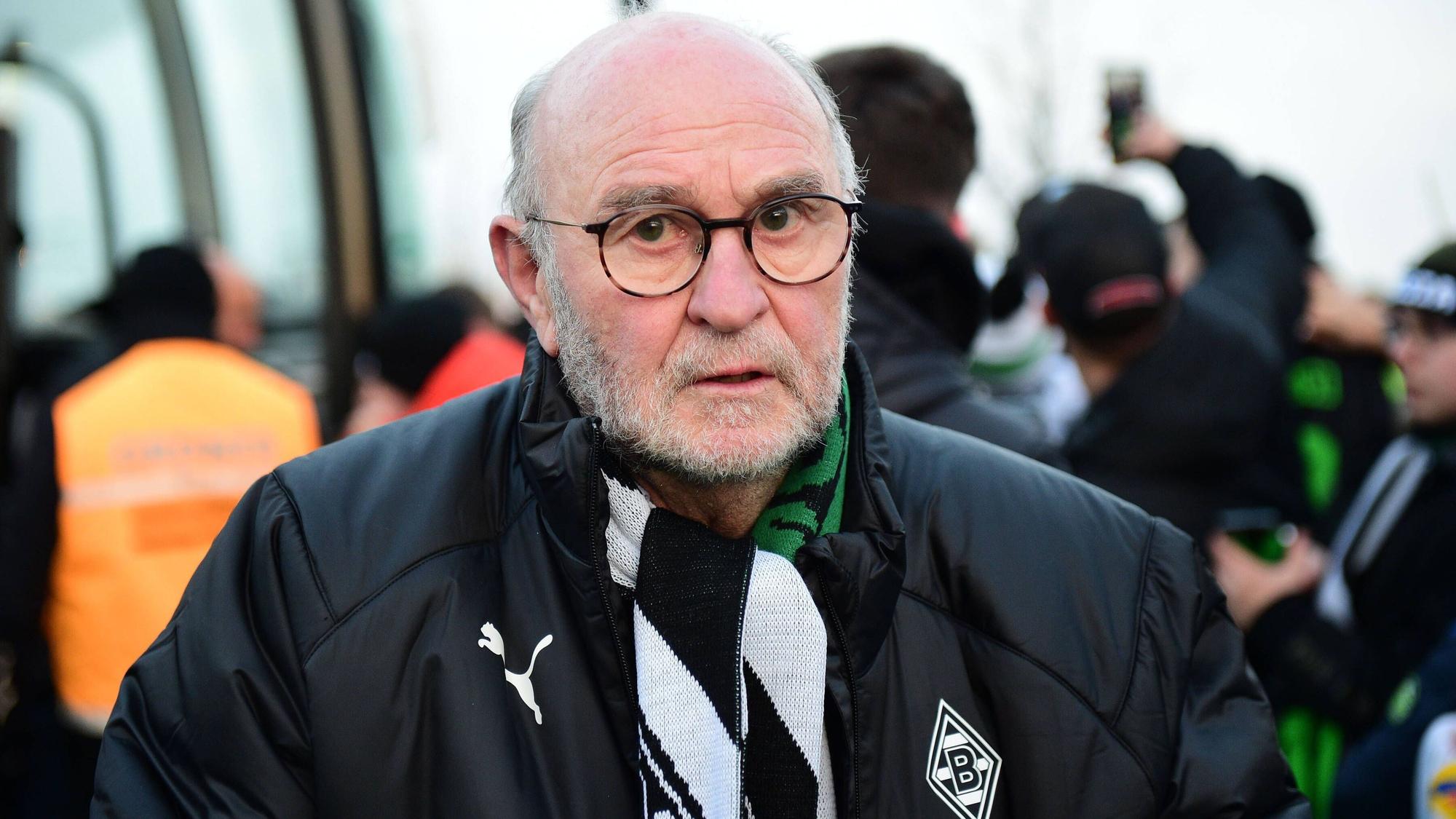 Ex-Gladbach-Trainer und Fohlen-Legende: Horst Köppel, hier zu sehen am 17. Dezember 2022 im Borussia-Park in Mönchengladbach. Köppel trägt einen Borussia-Schal und eine Borussia-Jacke.