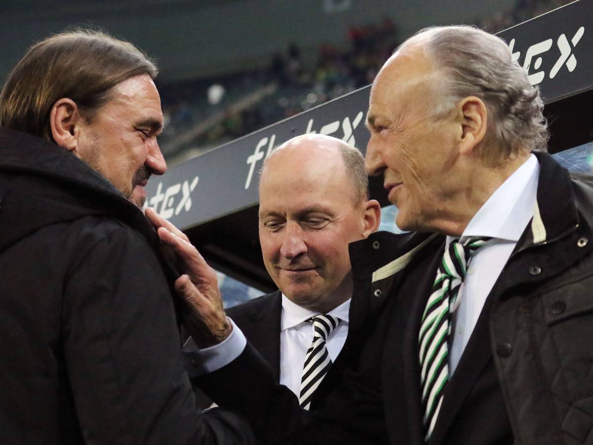 Gladbach-Präsident Rolf Königs (r.) im Gespräch mit Borussia-Trainer Daniel Farke (l.), zu sehen ist auch Finanzchef Stephan Schippers (M). Das Foto ist am 11. November 2022 im Borussia-Park entstanden. Königs lächelt und greift Farke an die Schulter.