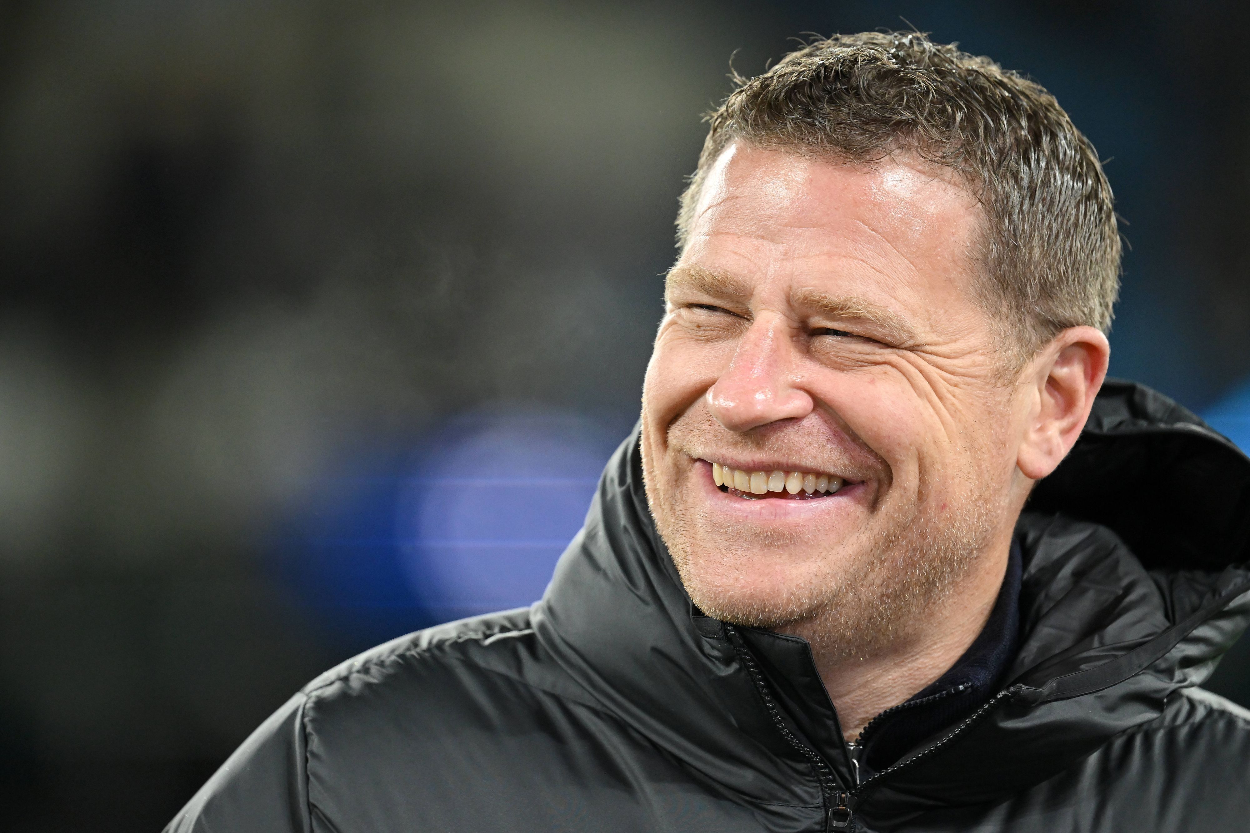 Max Eberl lacht im Rahmen des Champions-League-Spiels von RB Leipzig bei Manchester City am 14. März 2023.
