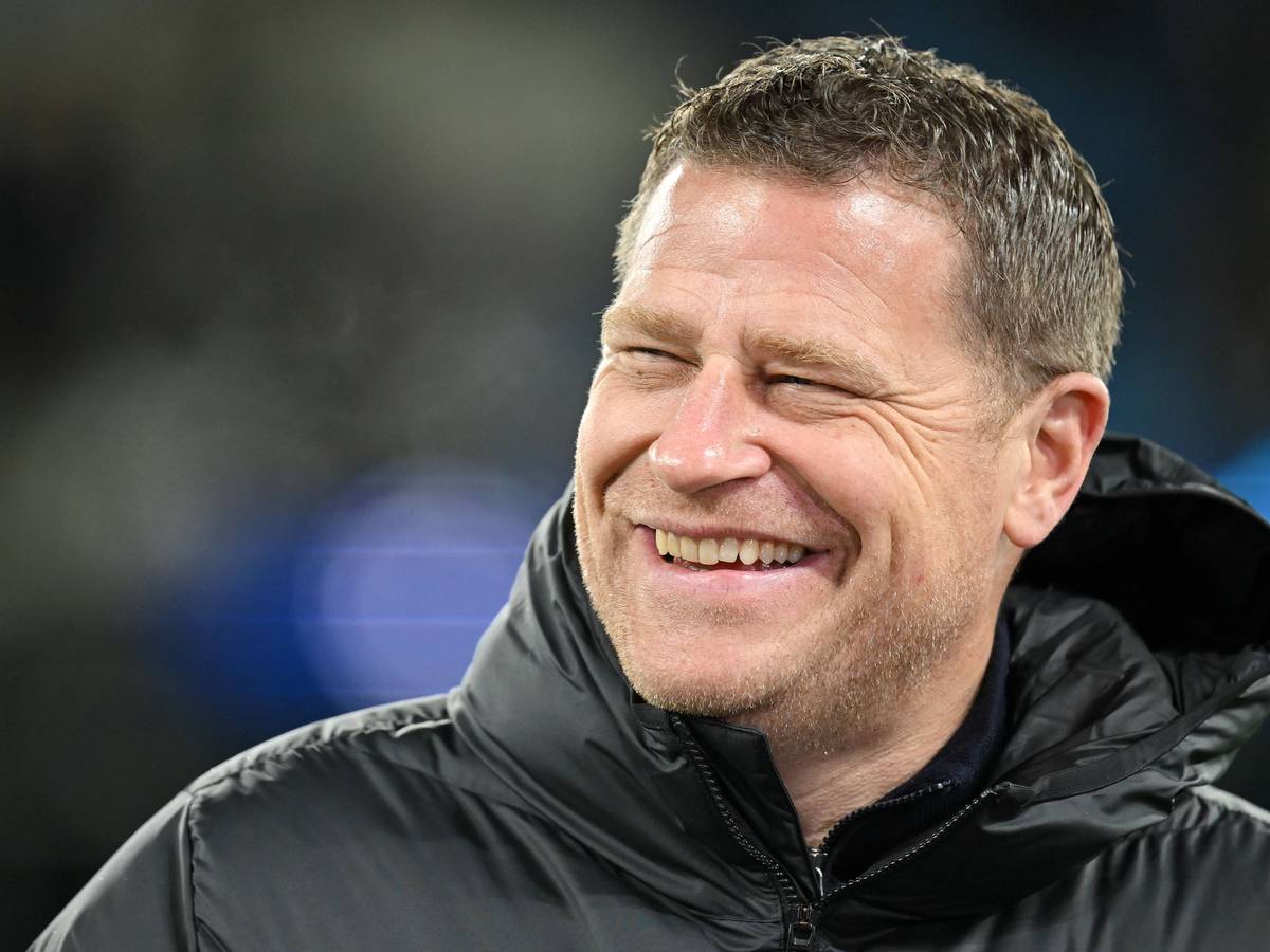 Max Eberl lacht im Rahmen des Champions-League-Spiels von RB Leipzig bei Manchester City am 14. März 2023.