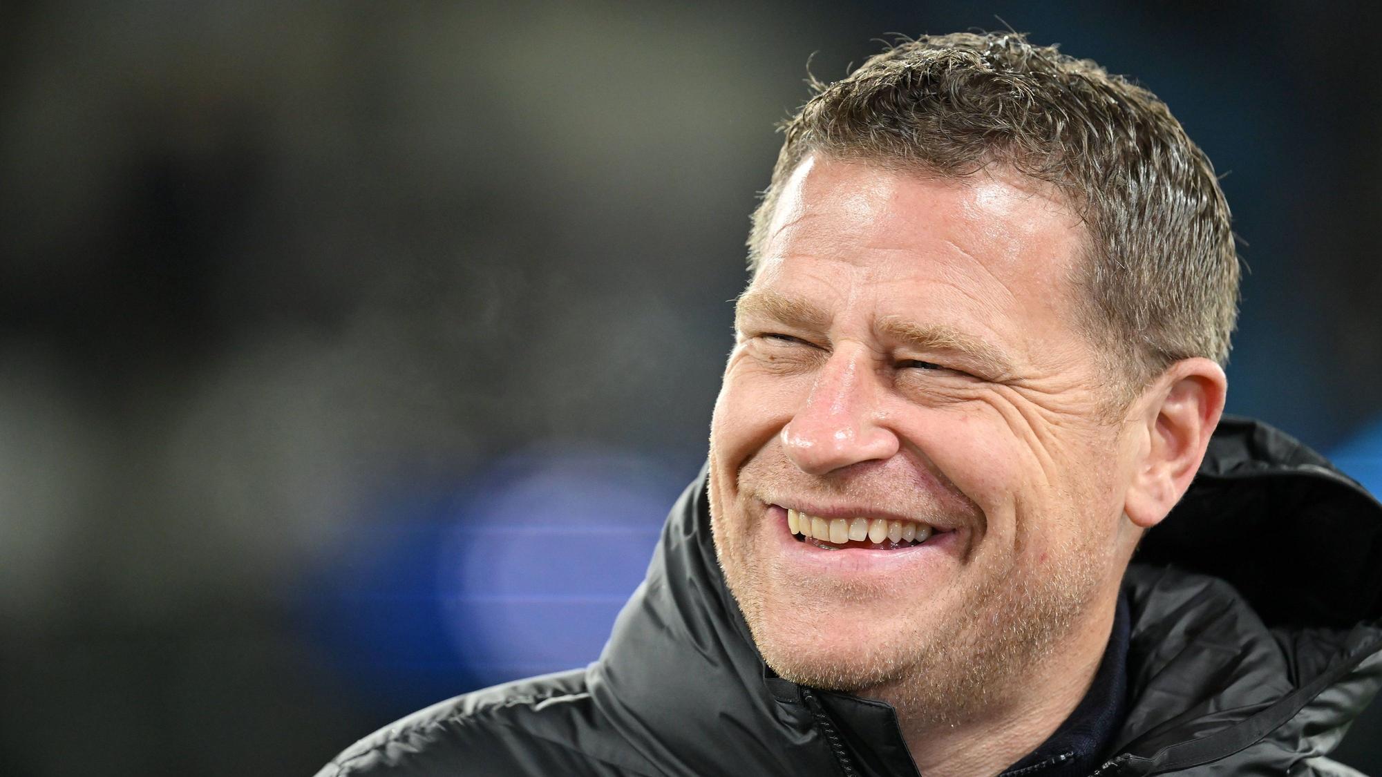 Max Eberl lacht im Rahmen des Champions-League-Spiels von RB Leipzig bei Manchester City am 14. März 2023.