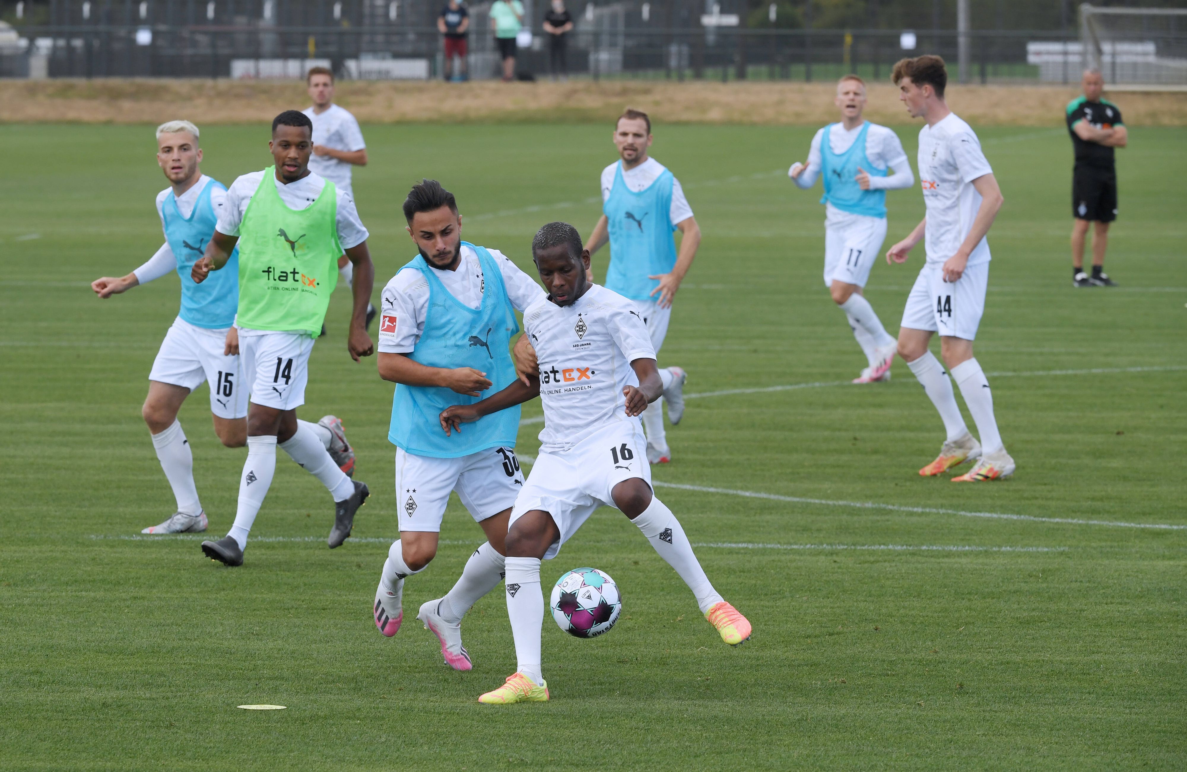 Kaan Kurt bestreitet am 4. August 2020 einen Zweikampf mit Ibrahima Traoré (Nummer 16) im Training in Borussia Mönchengladbach.