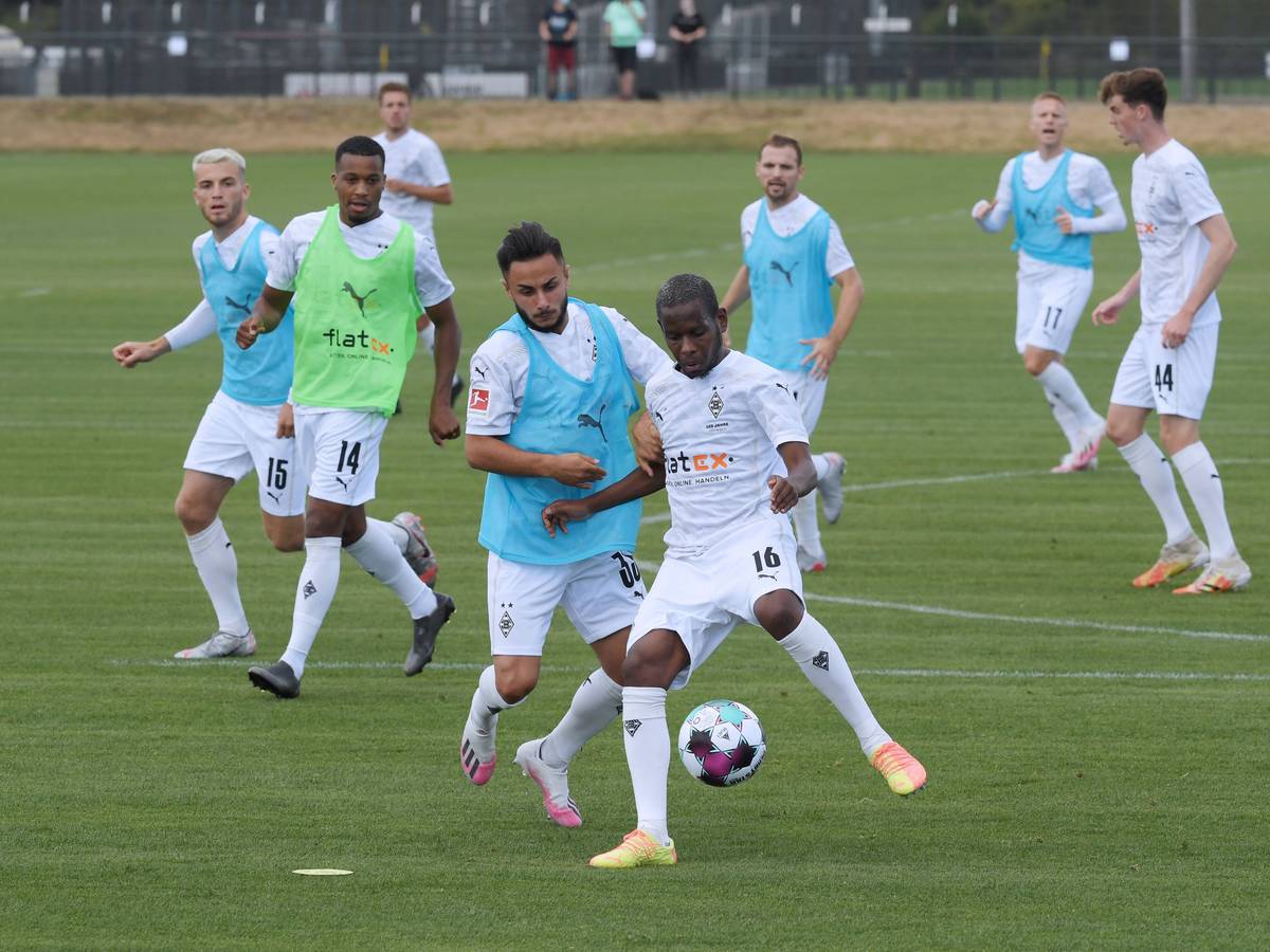 Kaan Kurt bestreitet am 4. August 2020 einen Zweikampf mit Ibrahima Traoré (Nummer 16) im Training in Borussia Mönchengladbach.