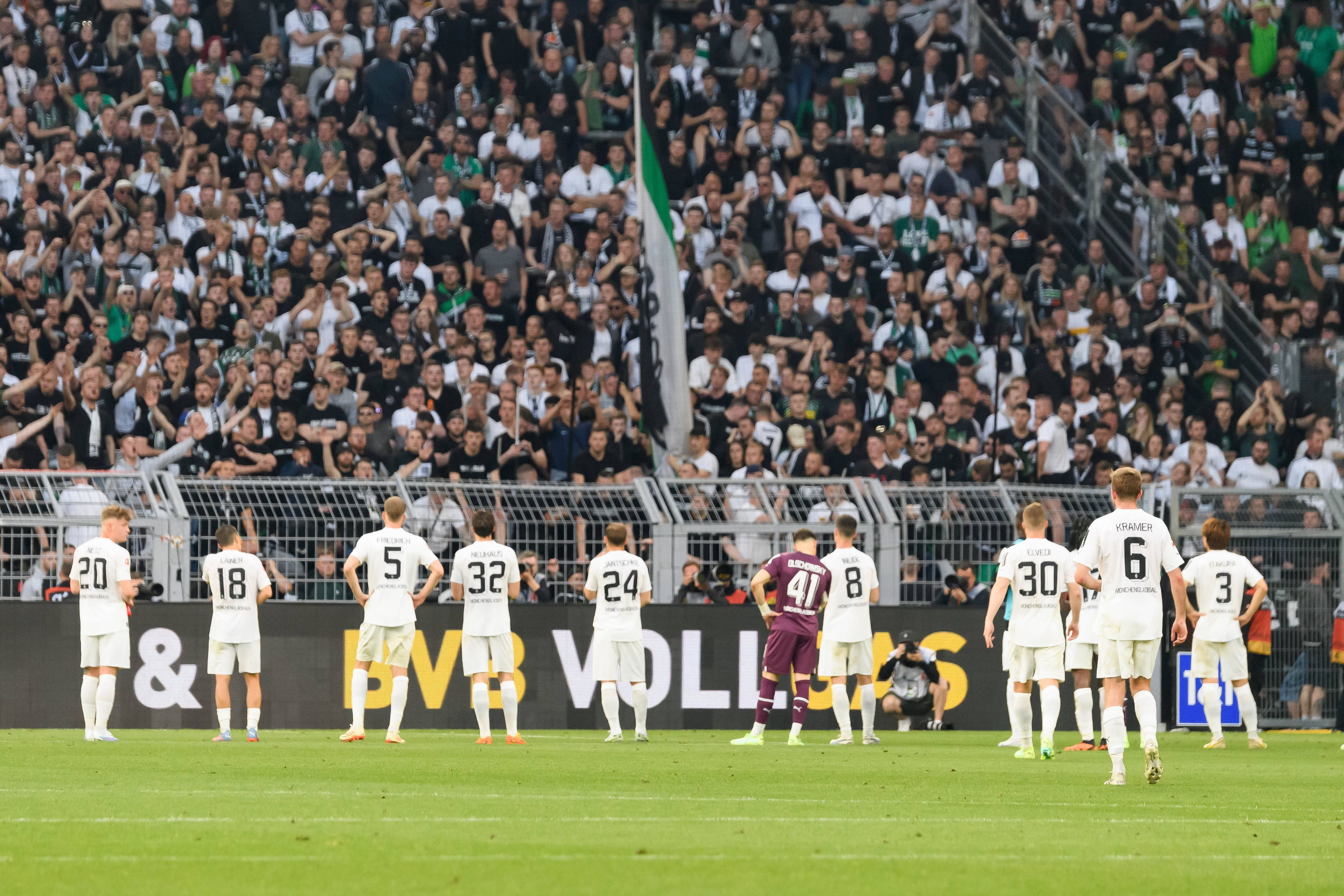 Die Spieler von Borussia Mönchengladbach stehen nach der Auswärtsniederlage bei Borussia Dortmund vor dem Gästeblock mit den mitgereisten Fans.