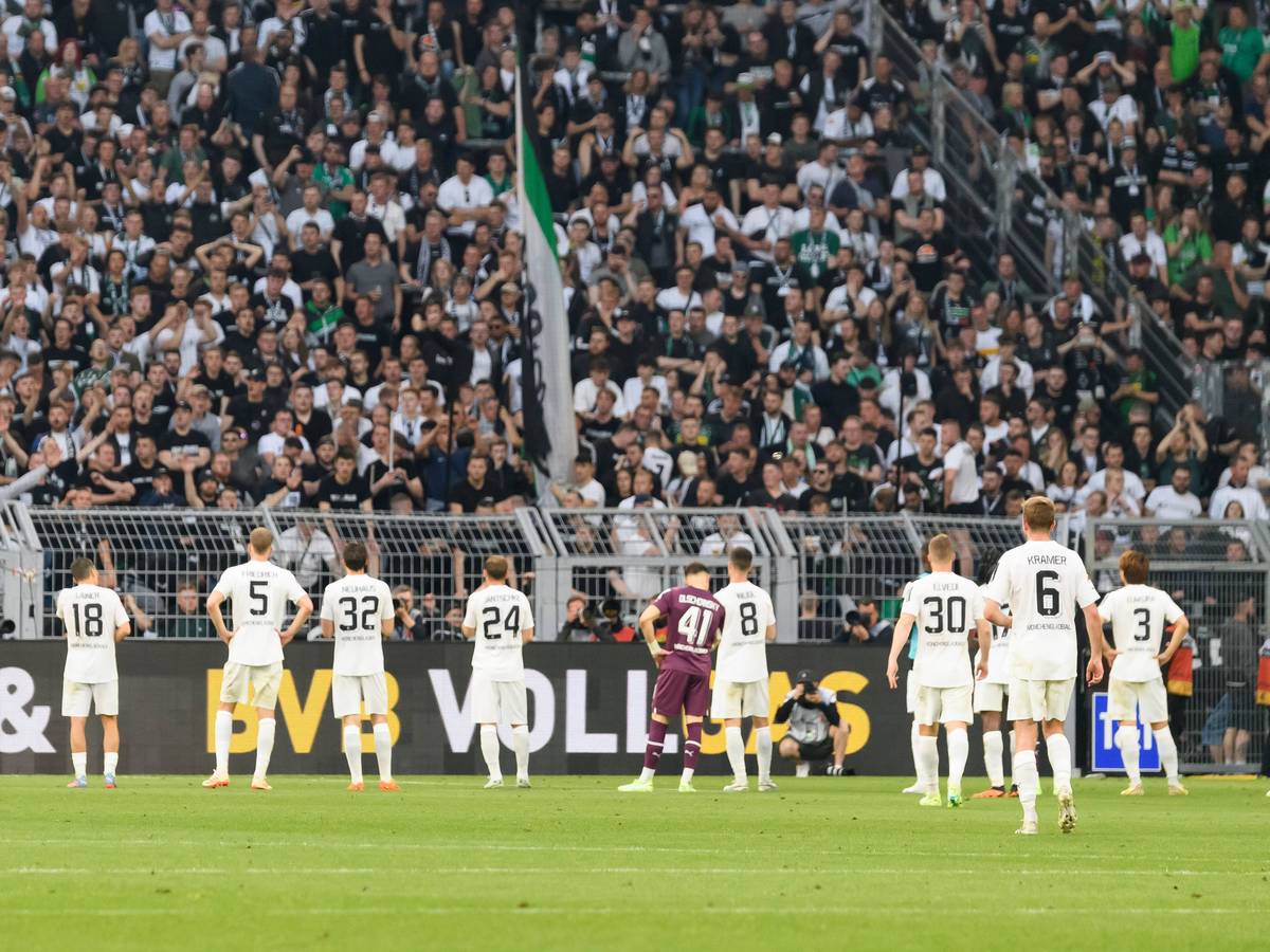 Die Spieler von Borussia Mönchengladbach stehen nach der Auswärtsniederlage bei Borussia Dortmund vor dem Gästeblock mit den mitgereisten Fans.