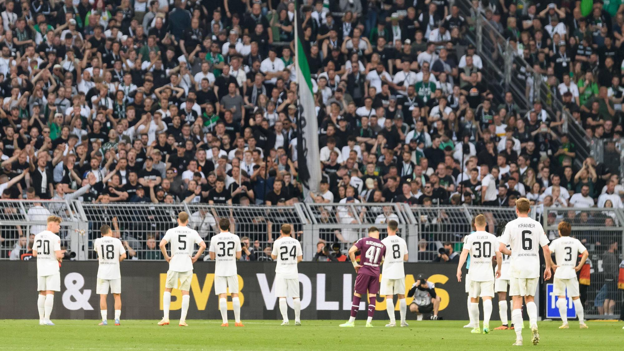 Die Spieler von Borussia Mönchengladbach stehen nach der Auswärtsniederlage bei Borussia Dortmund vor dem Gästeblock mit den mitgereisten Fans.