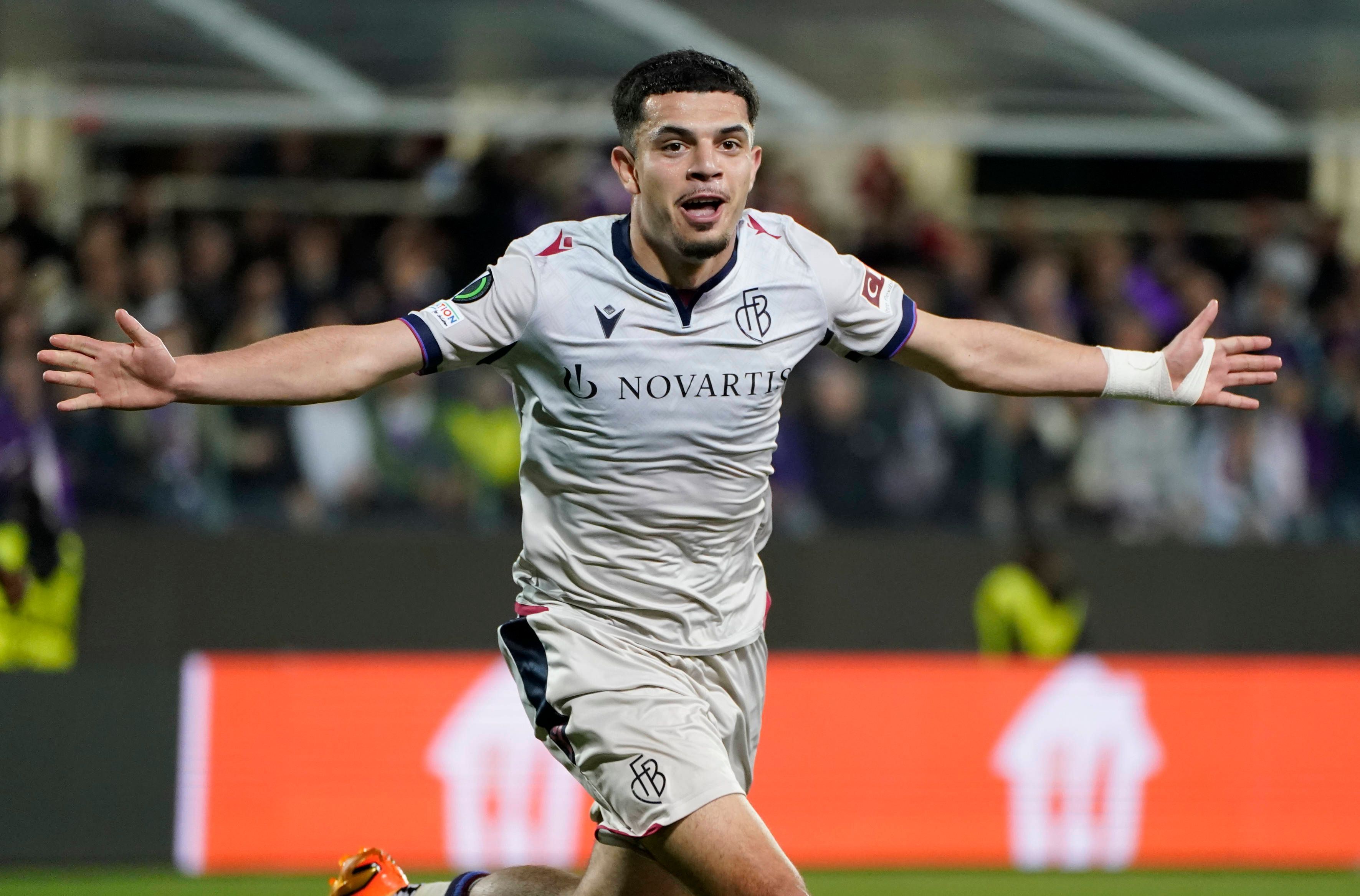 Zeki Amdouni bejubelt beim Conference-League-Spiel des FC Basel bei der AC Florenz am 11. Mai 2023 das Siegtor in der Nachspielzeit.