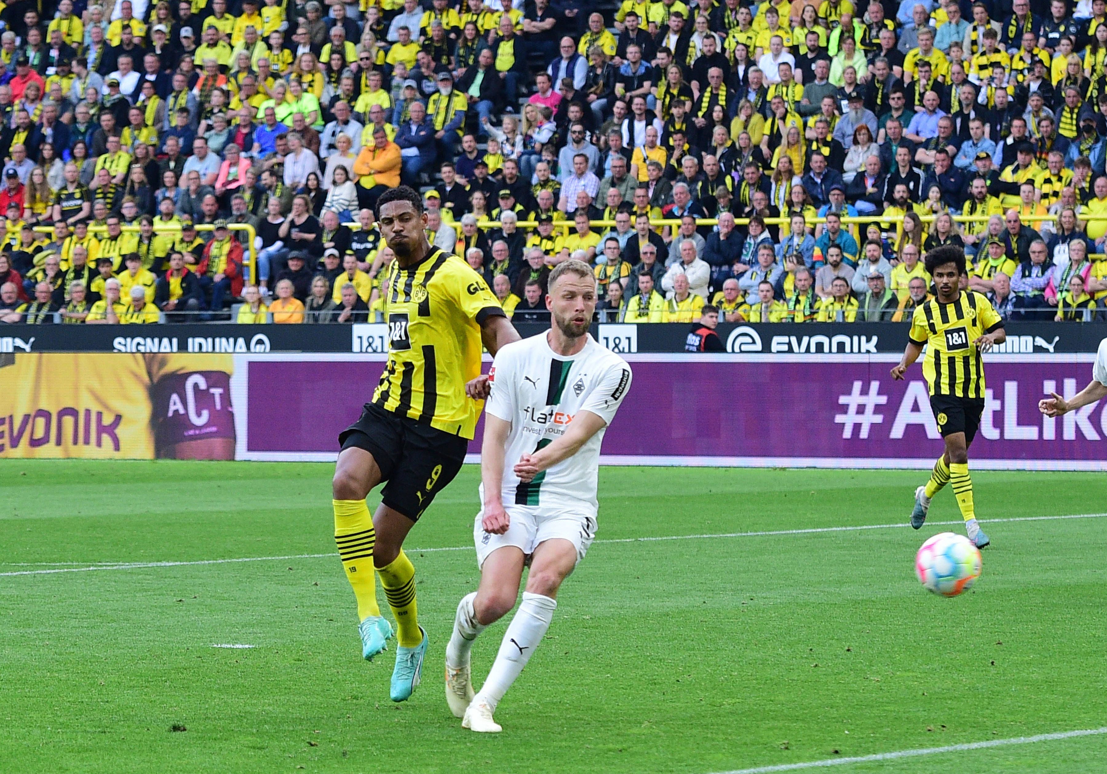 Sébastien Haller (l.) trifft am 13. Mai 2023 für Borussia Dortmund zum zwischenzeitlichen 4:0 gegen Borussia Mönchengladbach. Marvin Friedrich kann nicht entscheidend stören.
