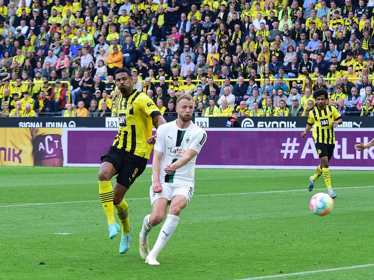 Sébastien Haller (l.) trifft am 13. Mai 2023 für Borussia Dortmund zum zwischenzeitlichen 4:0 gegen Borussia Mönchengladbach. Marvin Friedrich kann nicht entscheidend stören.
