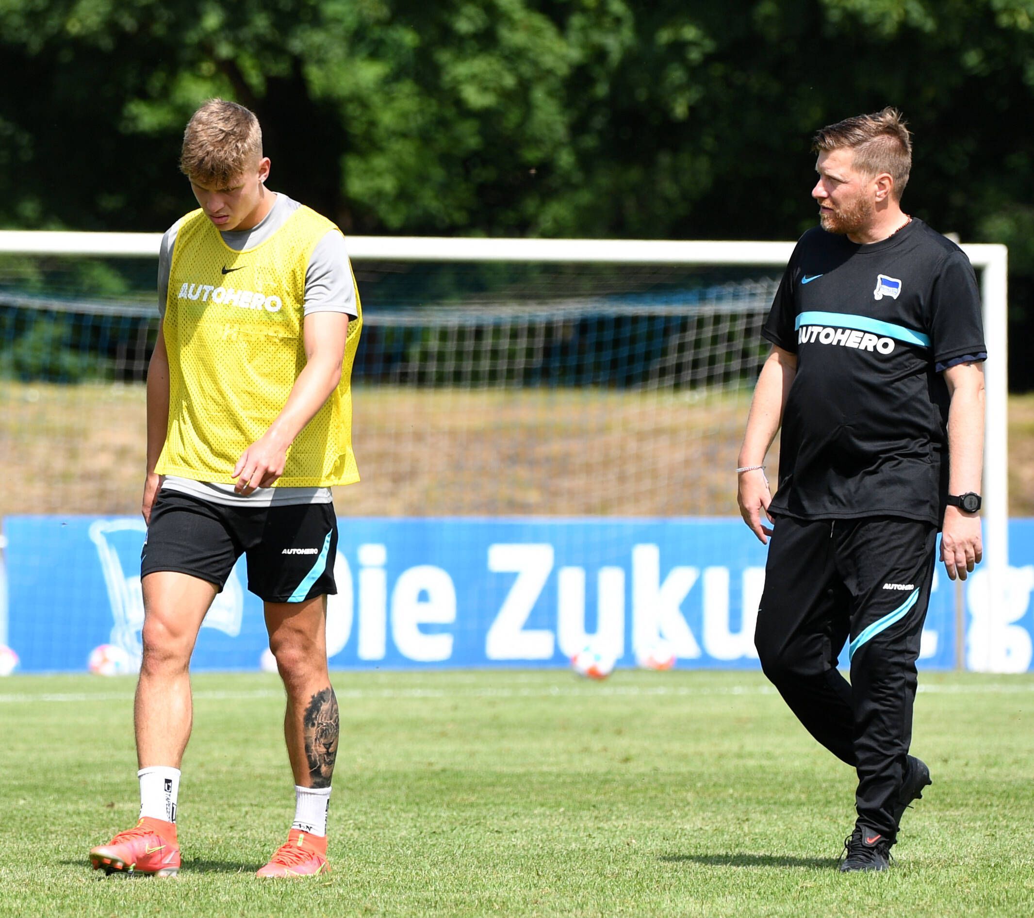 Andreas „Zecke“ Neuendorf (r.) spricht am 3. Juli 2021 mit Luca Netz, damals Spieler von Hertha BSC.