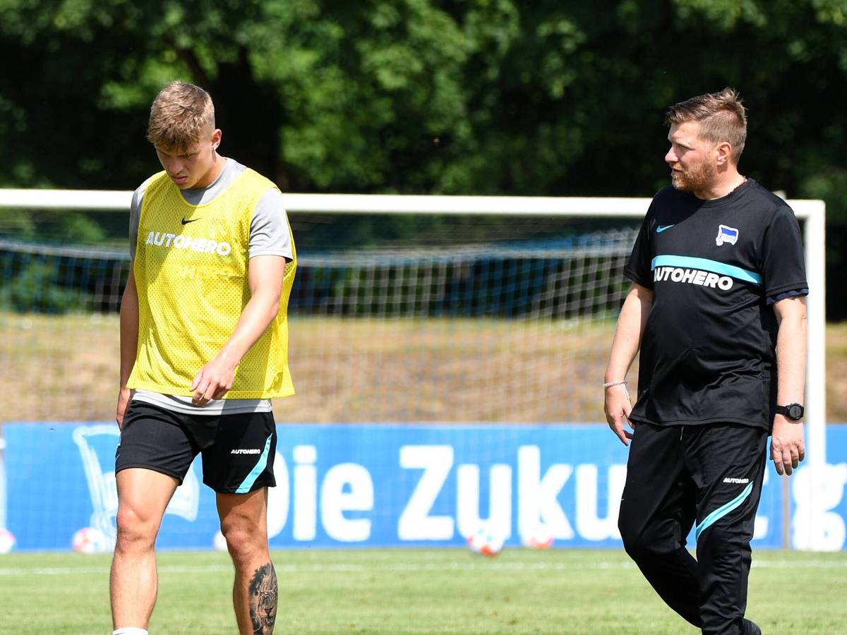 Andreas „Zecke“ Neuendorf (r.) spricht am 3. Juli 2021 mit Luca Netz, damals Spieler von Hertha BSC.