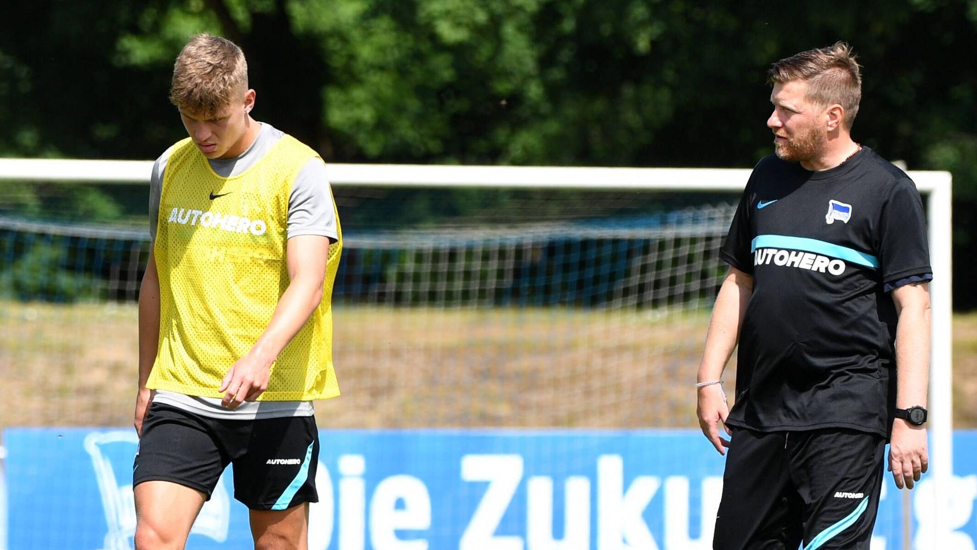Andreas „Zecke“ Neuendorf (r.) spricht am 3. Juli 2021 mit Luca Netz, damals Spieler von Hertha BSC.