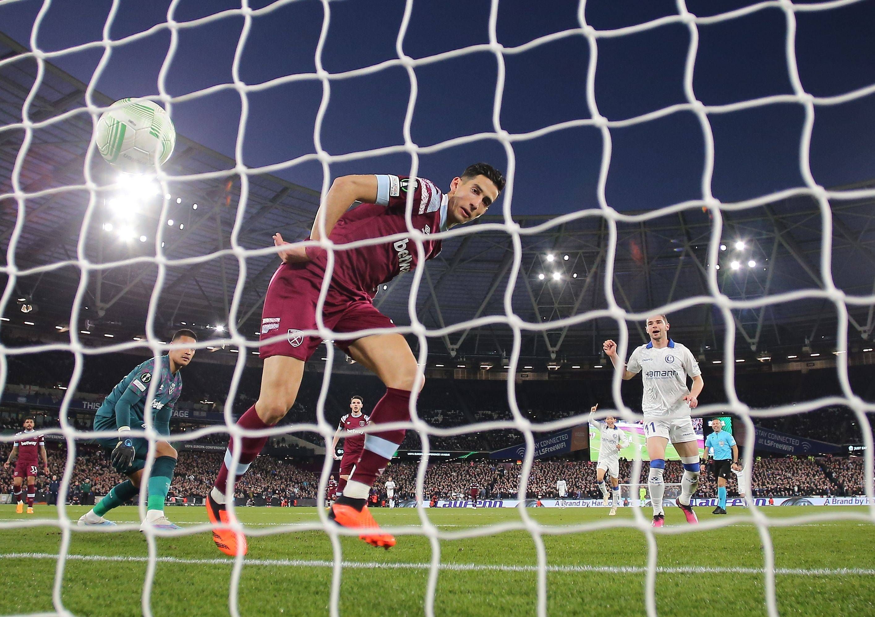 Treffsicher auch gegen große Gegner! Hugo Cuypers (in weiß) trifft im Conference-League-Spiel von KAA Gent gegen Premier-League-Klub West Ham United am 20. April 2023.