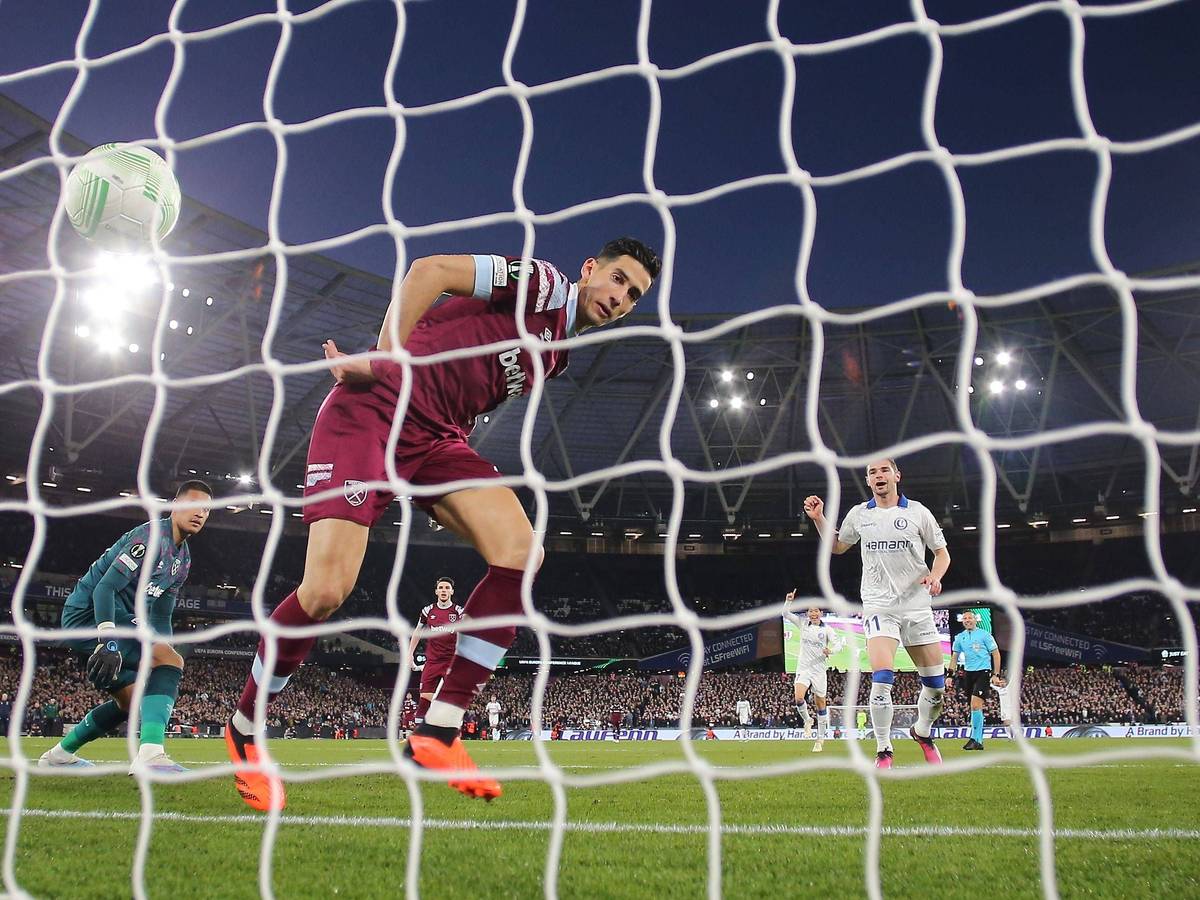 Treffsicher auch gegen große Gegner! Hugo Cuypers (in weiß) trifft im Conference-League-Spiel von KAA Gent gegen Premier-League-Klub West Ham United am 20. April 2023.