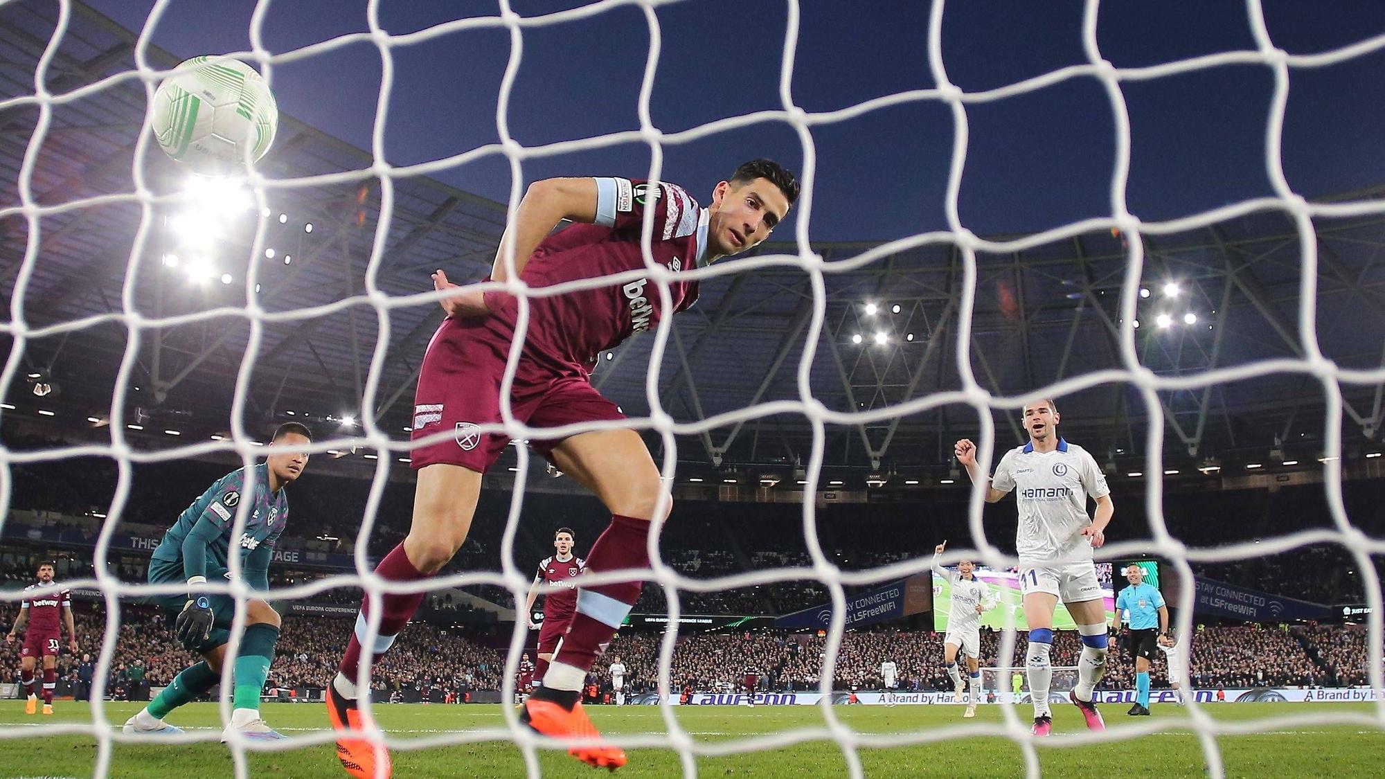 Treffsicher auch gegen große Gegner! Hugo Cuypers (in weiß) trifft im Conference-League-Spiel von KAA Gent gegen Premier-League-Klub West Ham United am 20. April 2023.