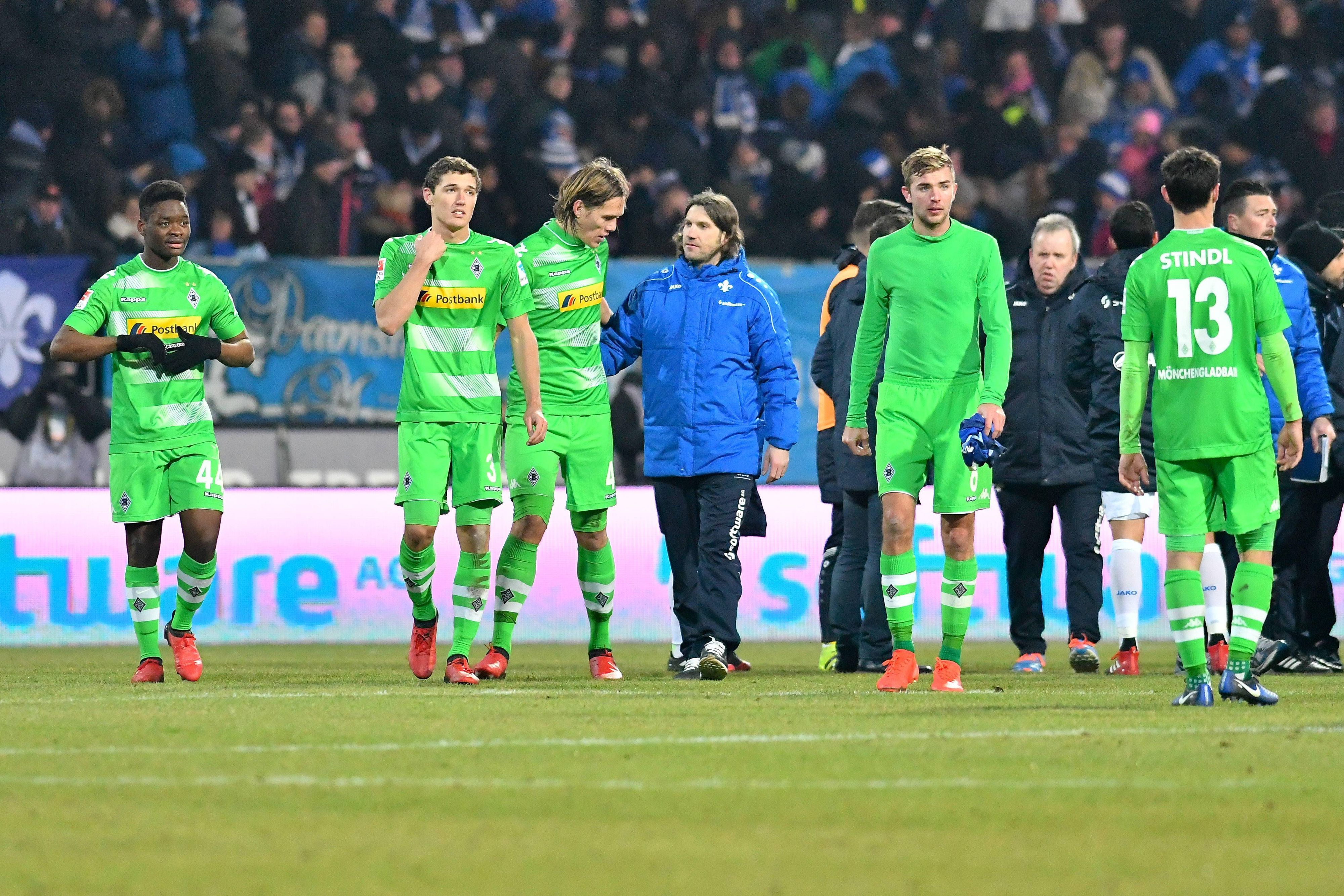 Ba-Muaka Simakala (l.) nach seinem ersten und einzigen Bundesliga-Spiel für Borussia Mönchengladbach am 21. Januar 2017 bei Darmstadt 98.