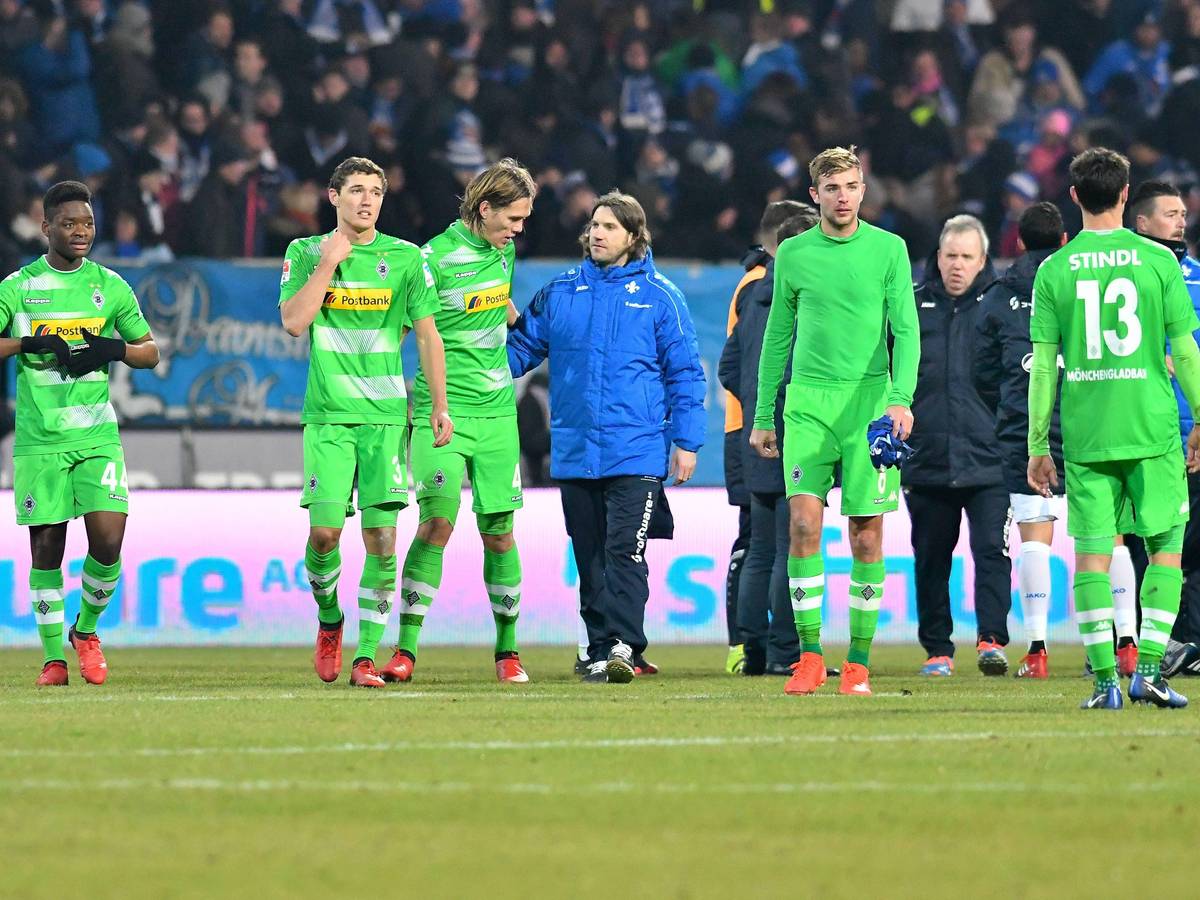 Ba-Muaka Simakala (l.) nach seinem ersten und einzigen Bundesliga-Spiel für Borussia Mönchengladbach am 21. Januar 2017 bei Darmstadt 98.