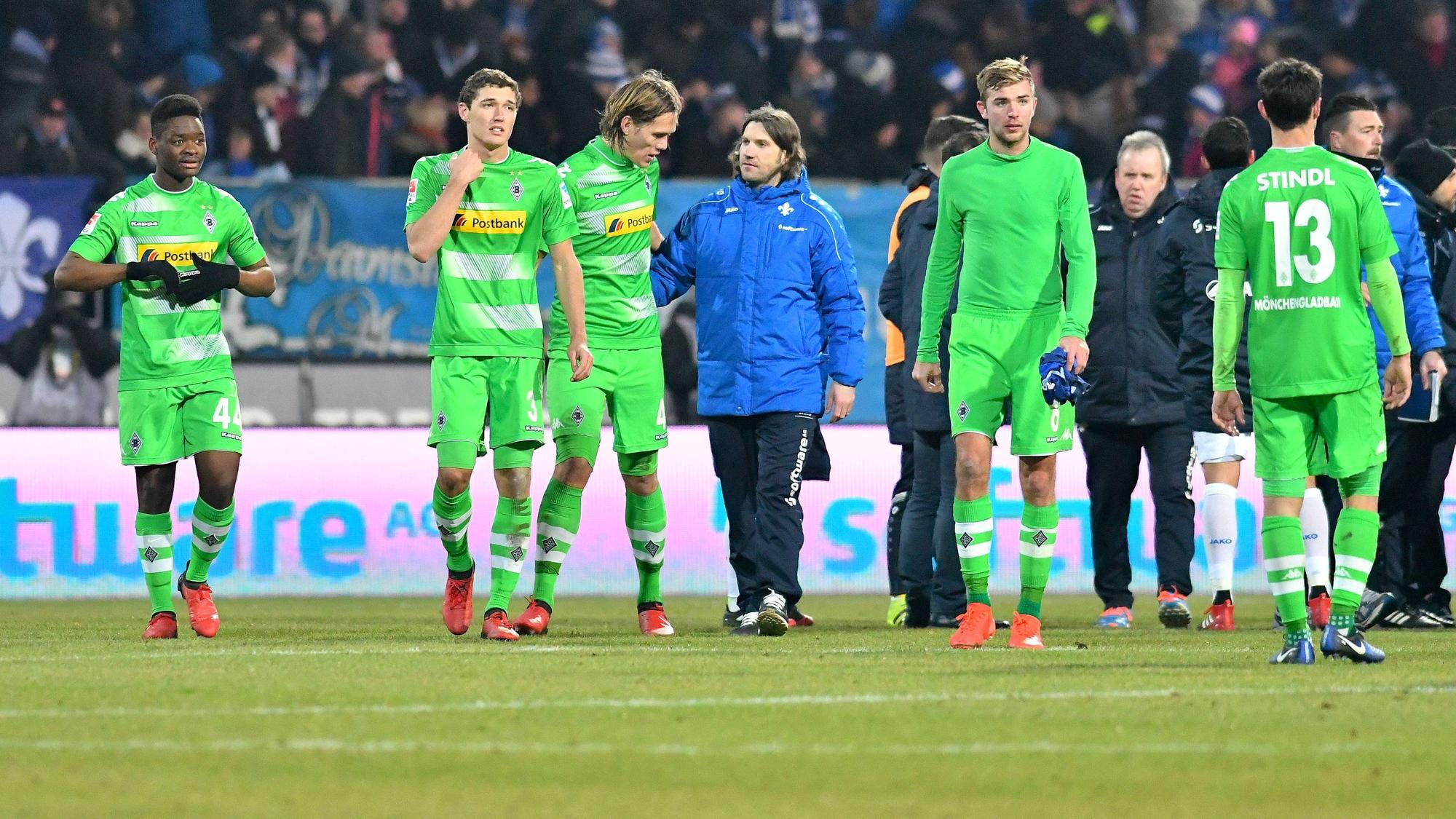 Ba-Muaka Simakala (l.) nach seinem ersten und einzigen Bundesliga-Spiel für Borussia Mönchengladbach am 21. Januar 2017 bei Darmstadt 98.