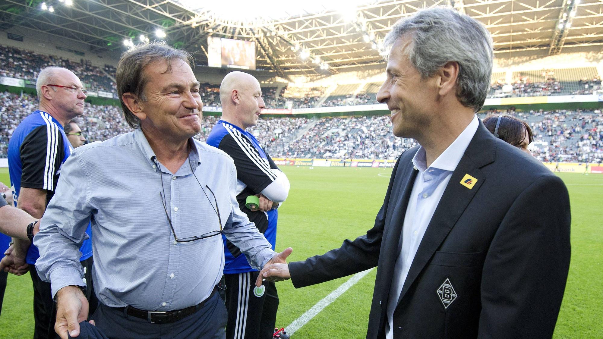 Bei einer Rückkehr an die alte Wirkungsstätte: Ewald Lienen (l.) bei einem Stadionbesuch bei Borussia Mönchengladbach am 19. August 2011. Der ehemalige Gladbach-Trainer grüßt den damaligen Fohlen-Coach Lucien Favre.