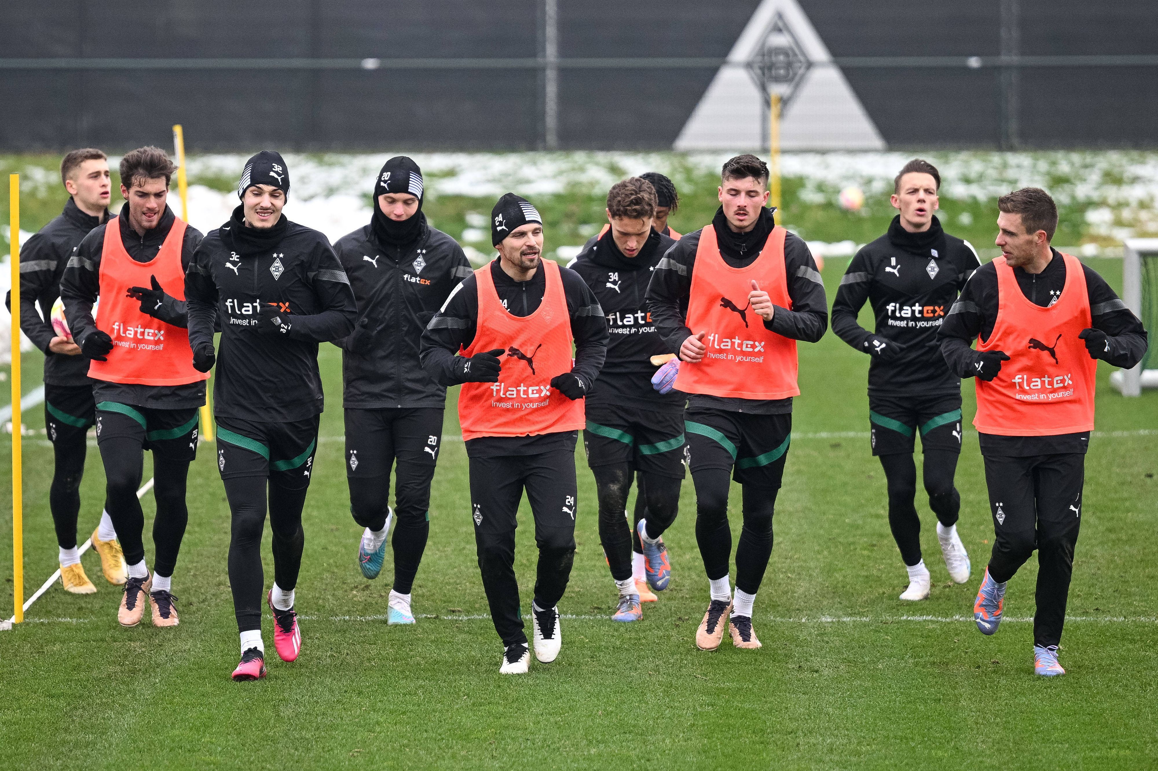 Die Spieler von Borussia Mönchengladbach laufen im Training am Borussia-Park eine Runde.
