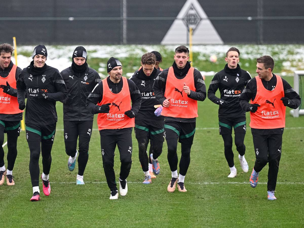 Die Spieler von Borussia Mönchengladbach laufen im Training am Borussia-Park eine Runde.