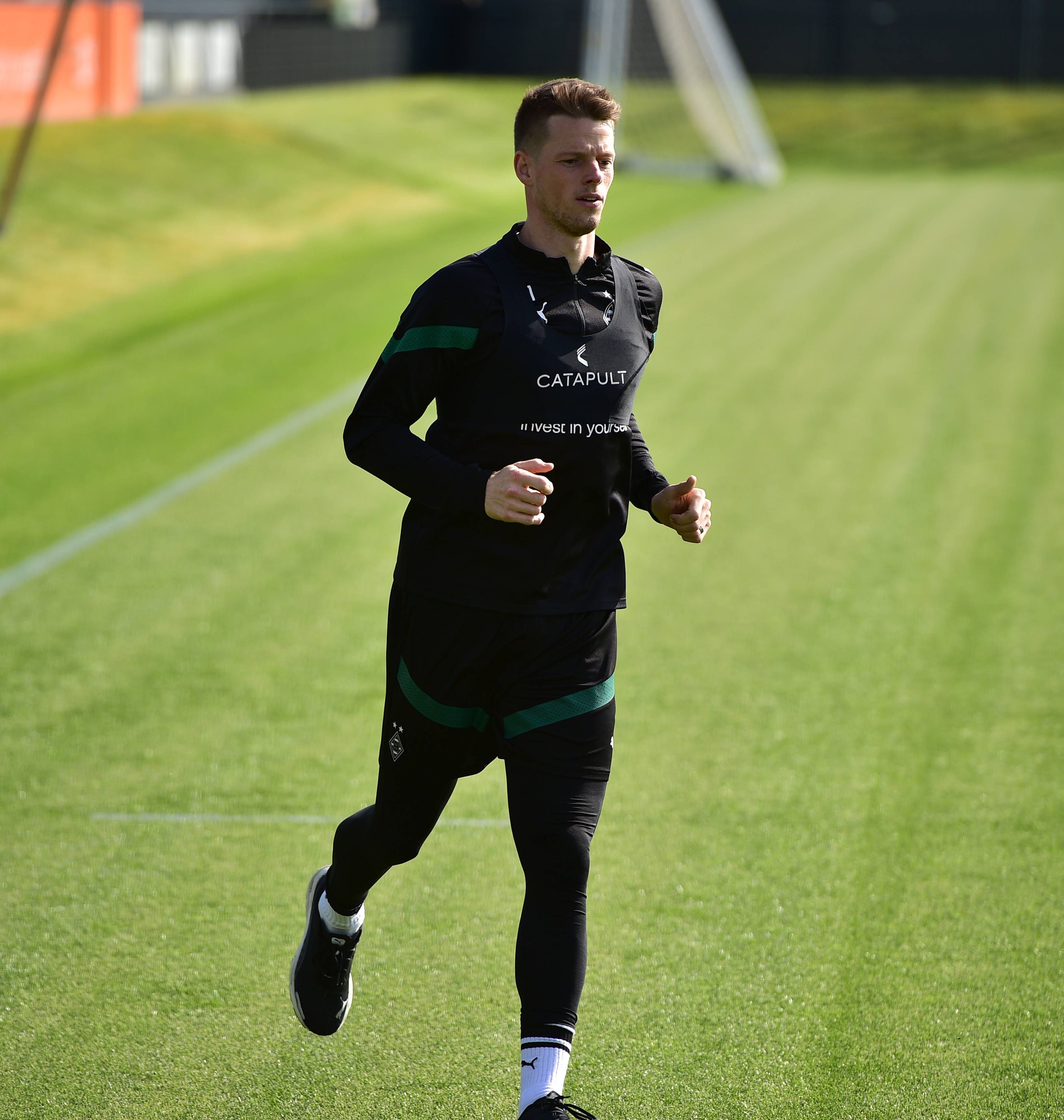 Torwart Jonas Omlin von Borussia Mönchengladbach absolviert am 17. Mai 2023 eine individuelle Laufeinheit.