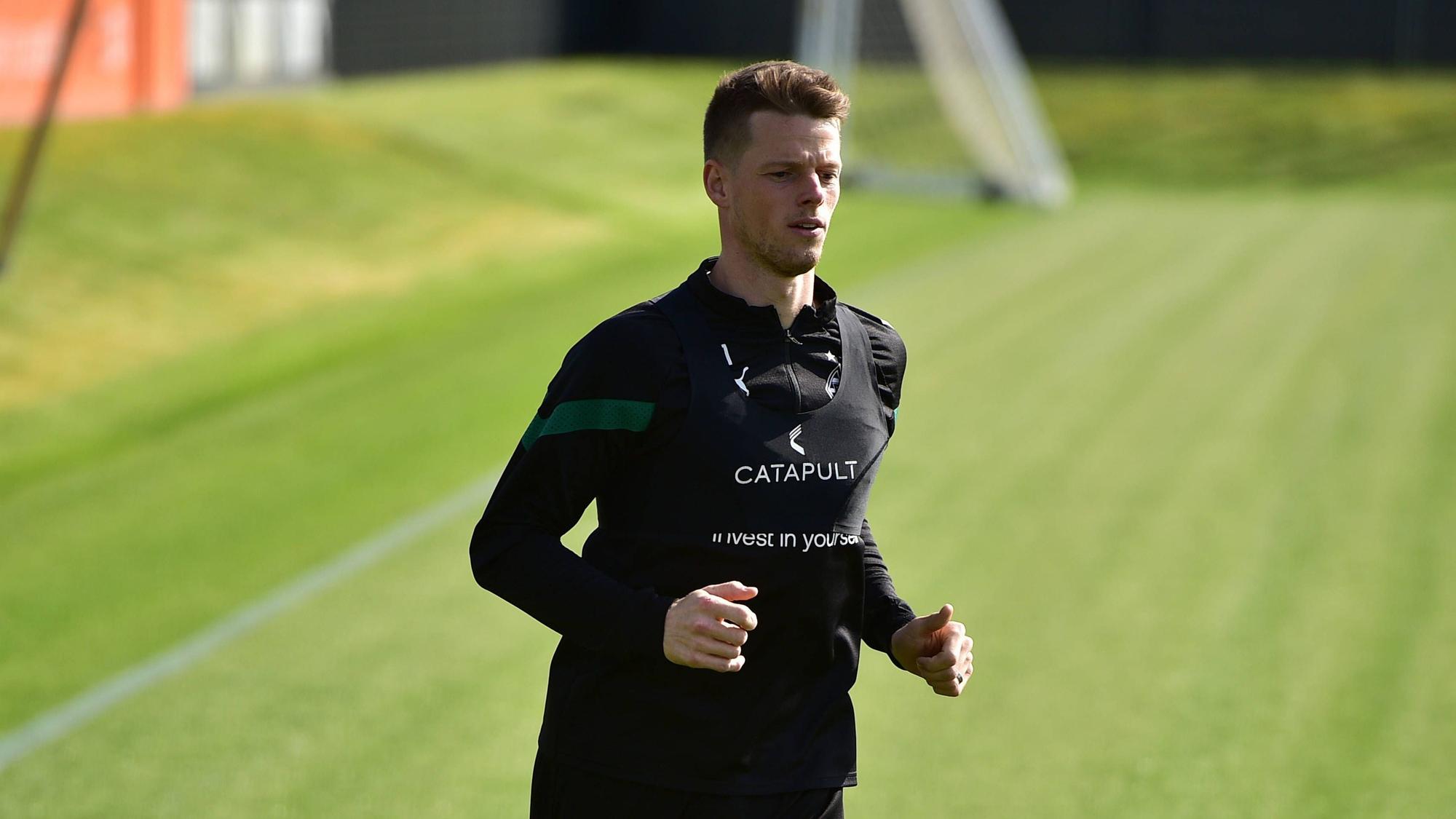 Torwart Jonas Omlin von Borussia Mönchengladbach absolviert am 17. Mai 2023 eine individuelle Laufeinheit.