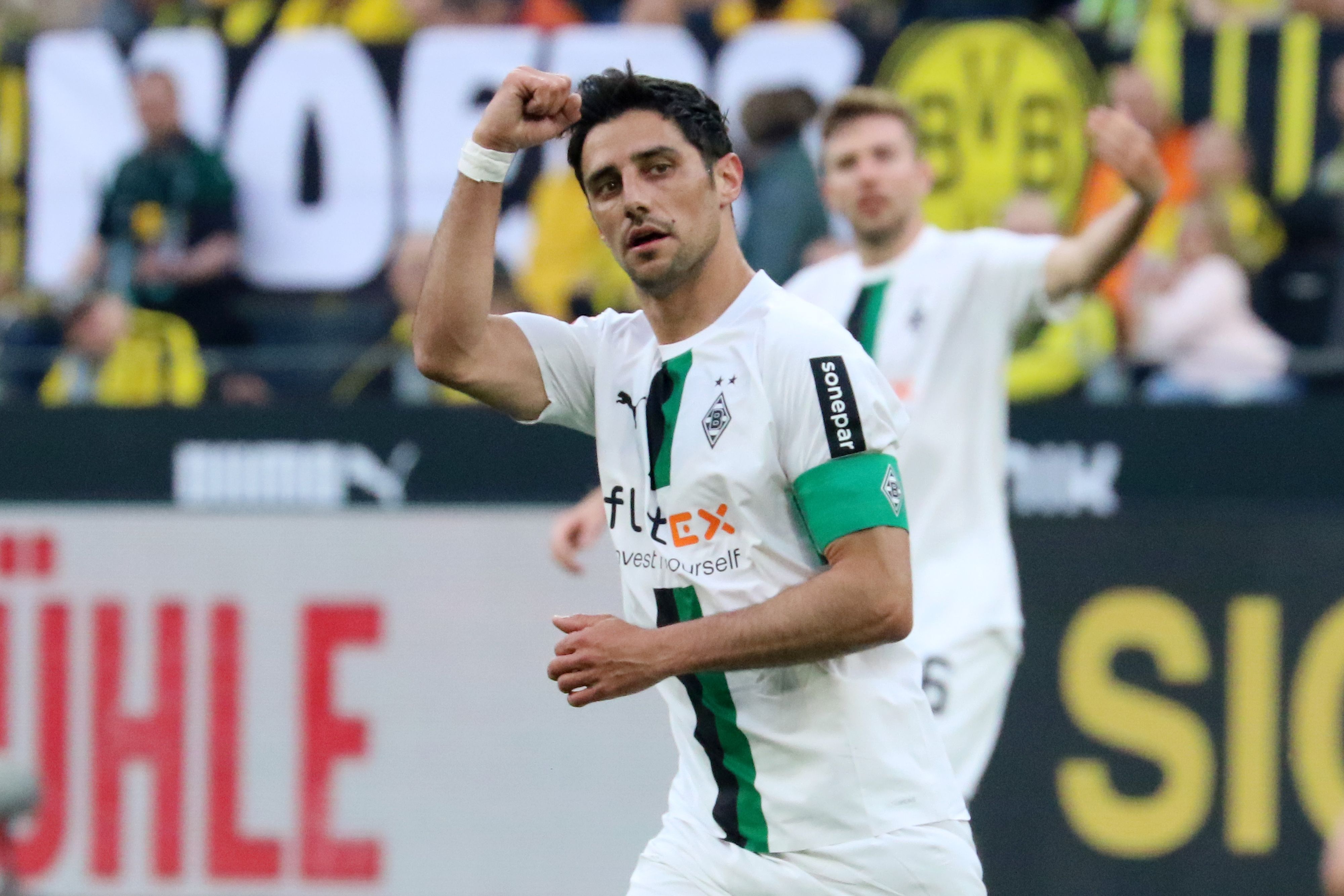 Kapitän Lars Stindl von Borussia Mönchengladbach bejubelt seinen Treffer zum zwischenzeitlichen 2:4 bei Borussia Dortmund am 13. Mai 2023.