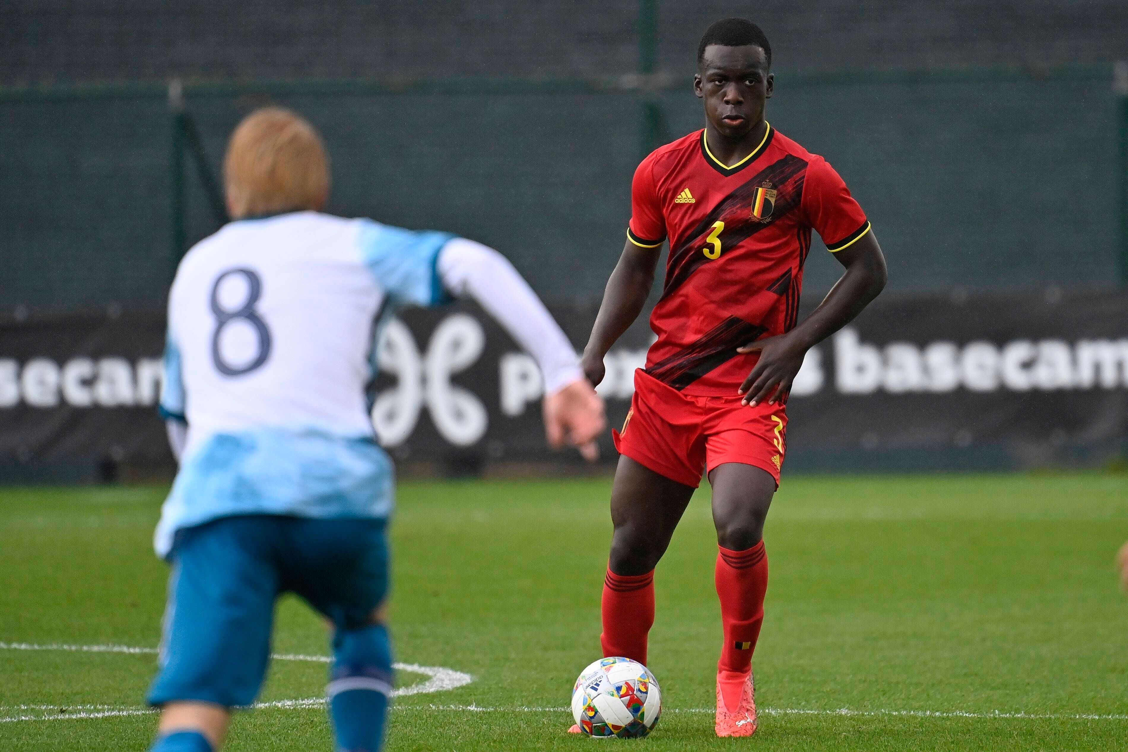 Verteidiger Ibrahim Digberekou hat bei Borussia Mönchengladbach einen Profivertrag unterschrieben. Auf diesem Foto ist der Belgier im U17-Länderspiel gegen Norwegen am 6. Oktober 2021 zu sehen. Er hat den Ball am rechten Fuß.