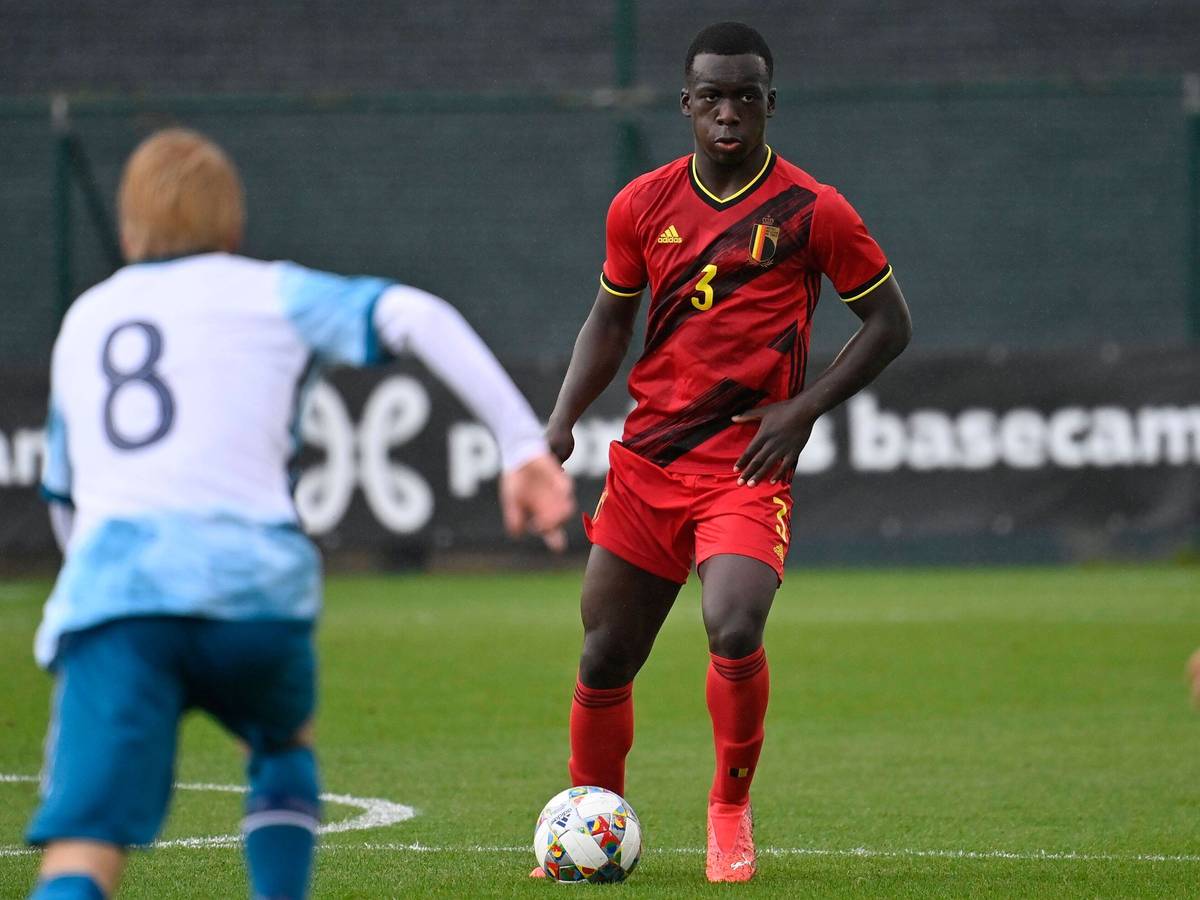 Verteidiger Ibrahim Digberekou hat bei Borussia Mönchengladbach einen Profivertrag unterschrieben. Auf diesem Foto ist der Belgier im U17-Länderspiel gegen Norwegen am 6. Oktober 2021 zu sehen. Er hat den Ball am rechten Fuß.