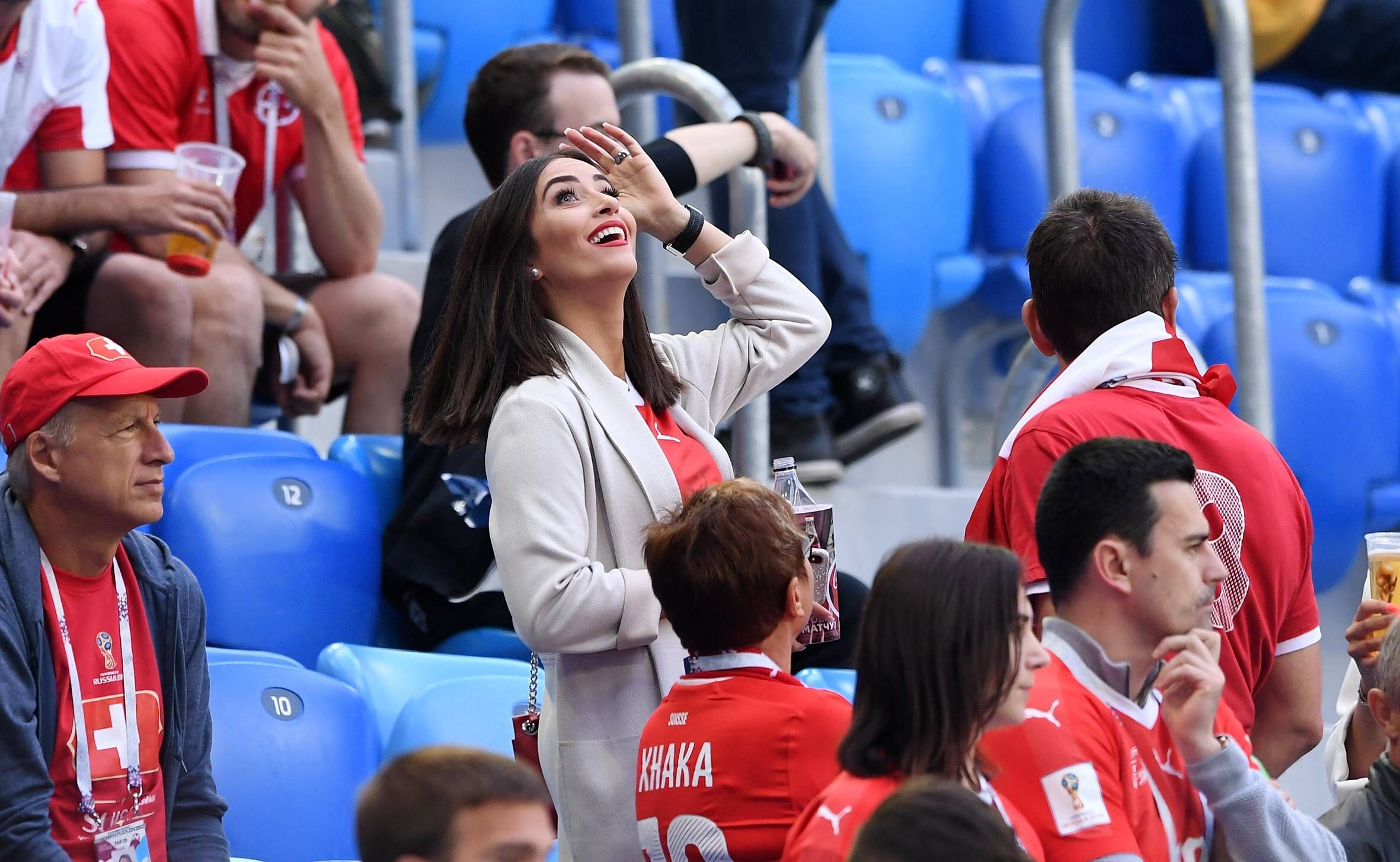 Leonita Xhaka, Frau von Ex-Gladbach-Kapitän und Arsenal-London-Star Granit Xhaka. Auf diesem Foto ist sie am 3. Juli 2018 beim WM-Achtelfinale der Schweiz gegen Schweden zu sehen. Sie schaut nach oben.